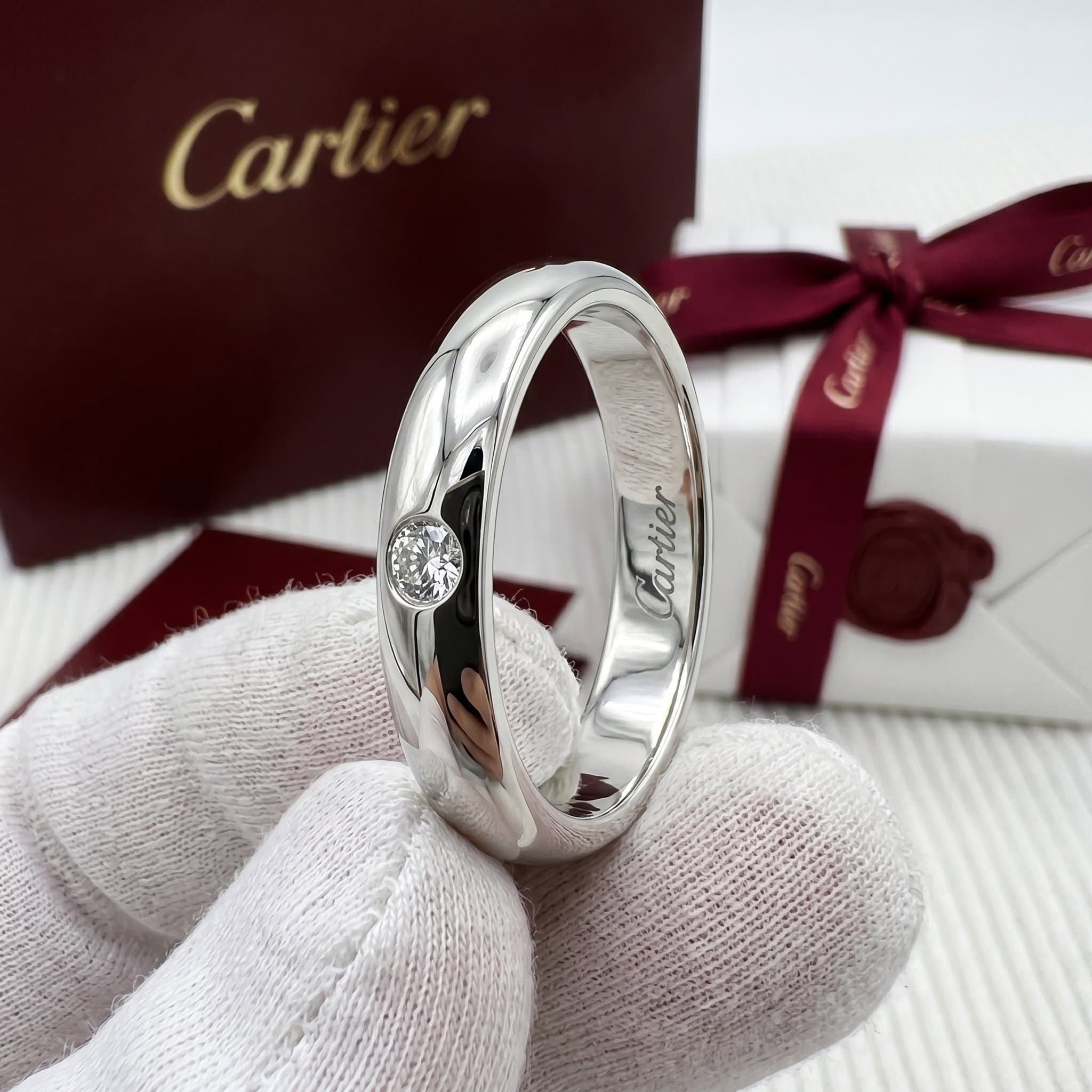 Золотое обручальное кольцо Cartier 1895 с бриллиантами, ширина 3,5 мм, 1 бриллиант