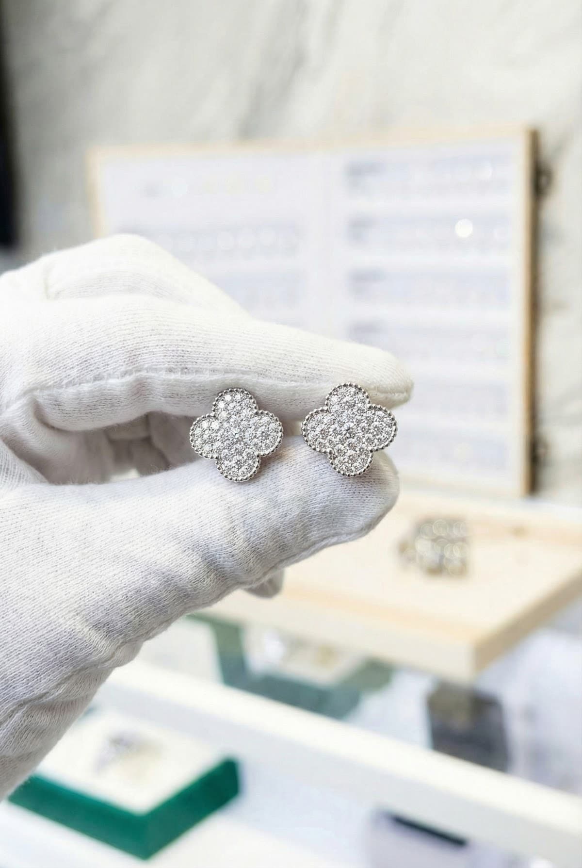 Van Cleef & Arpels Золотые серьги с бриллиантами Van Cleef Magic Alhambra