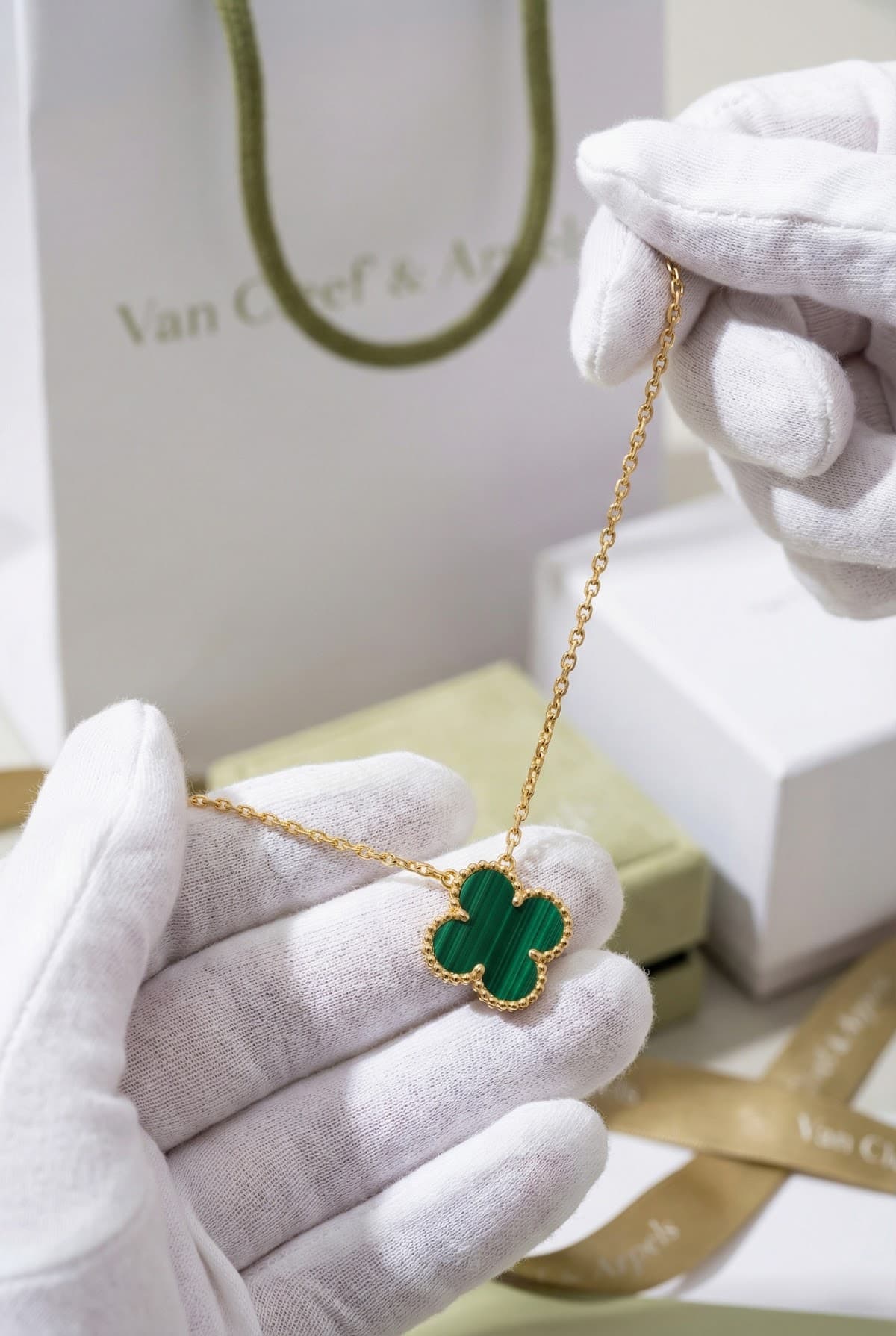 Золотая подвеска Van Cleef Vintage Alhambra с малахитом