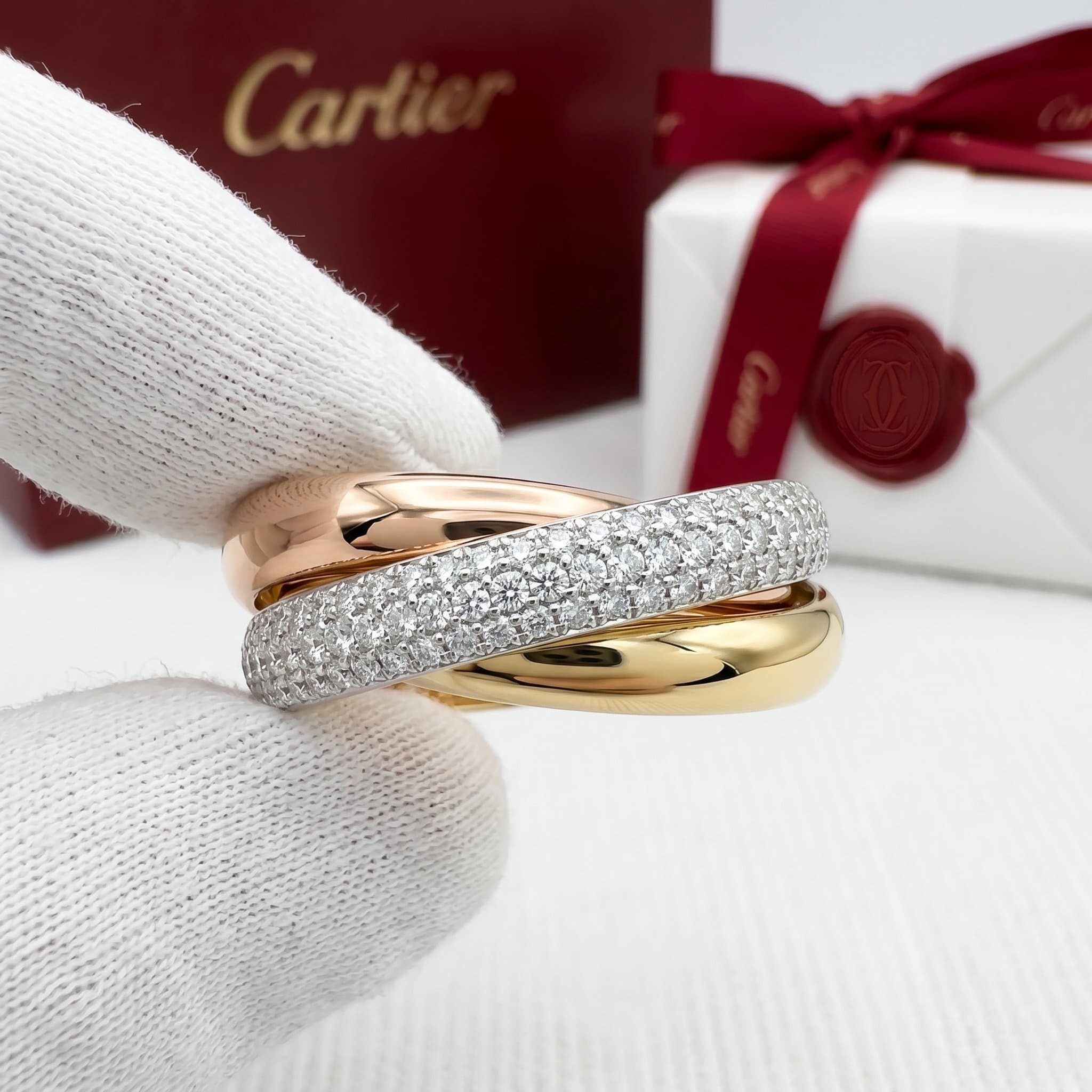 Золотое кольцо Cartier Trinity с бриллиантами, классическая модель, частичное паве, Белое и жёлтое золото