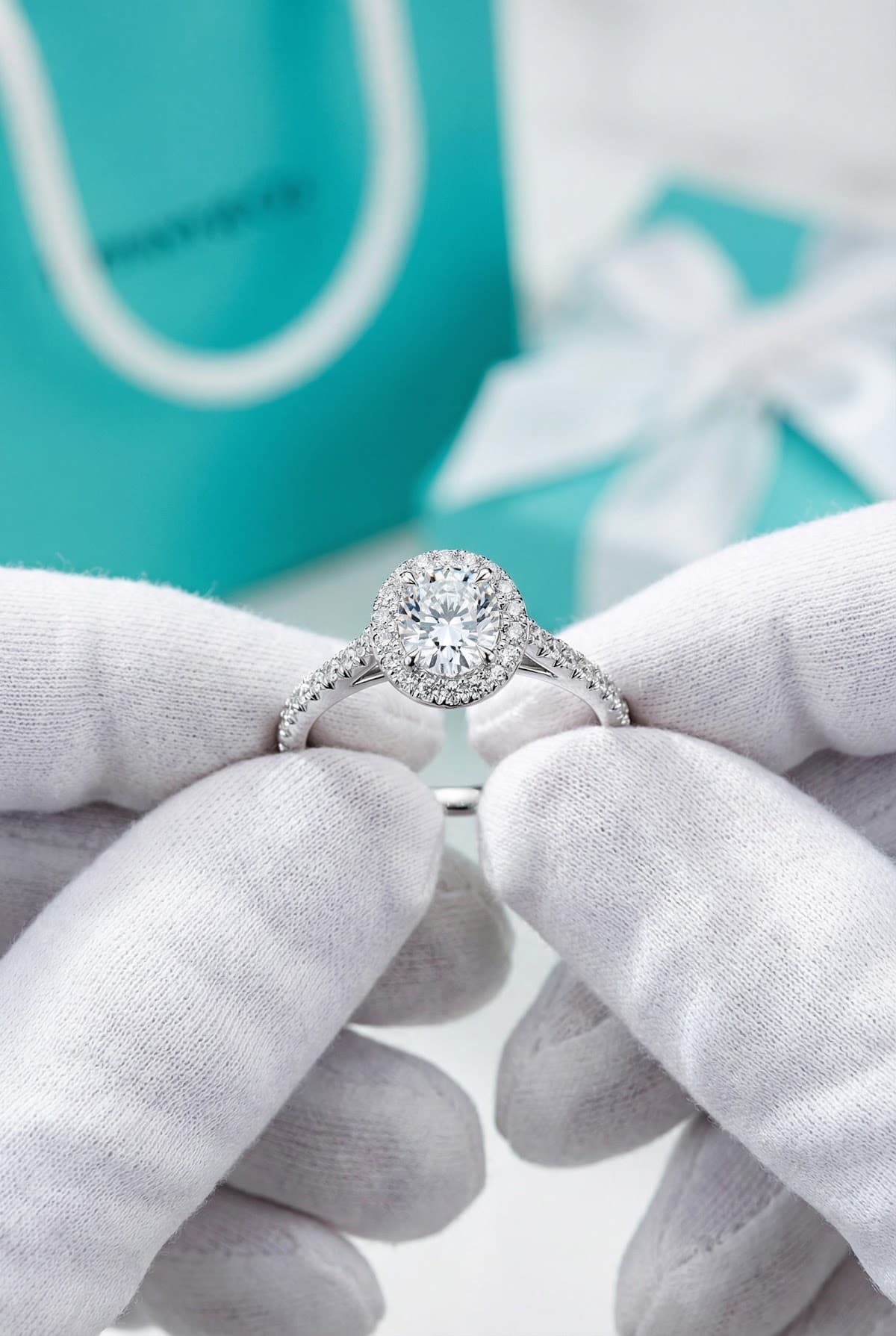 Золотое кольцо с бриллиантами Tiffany