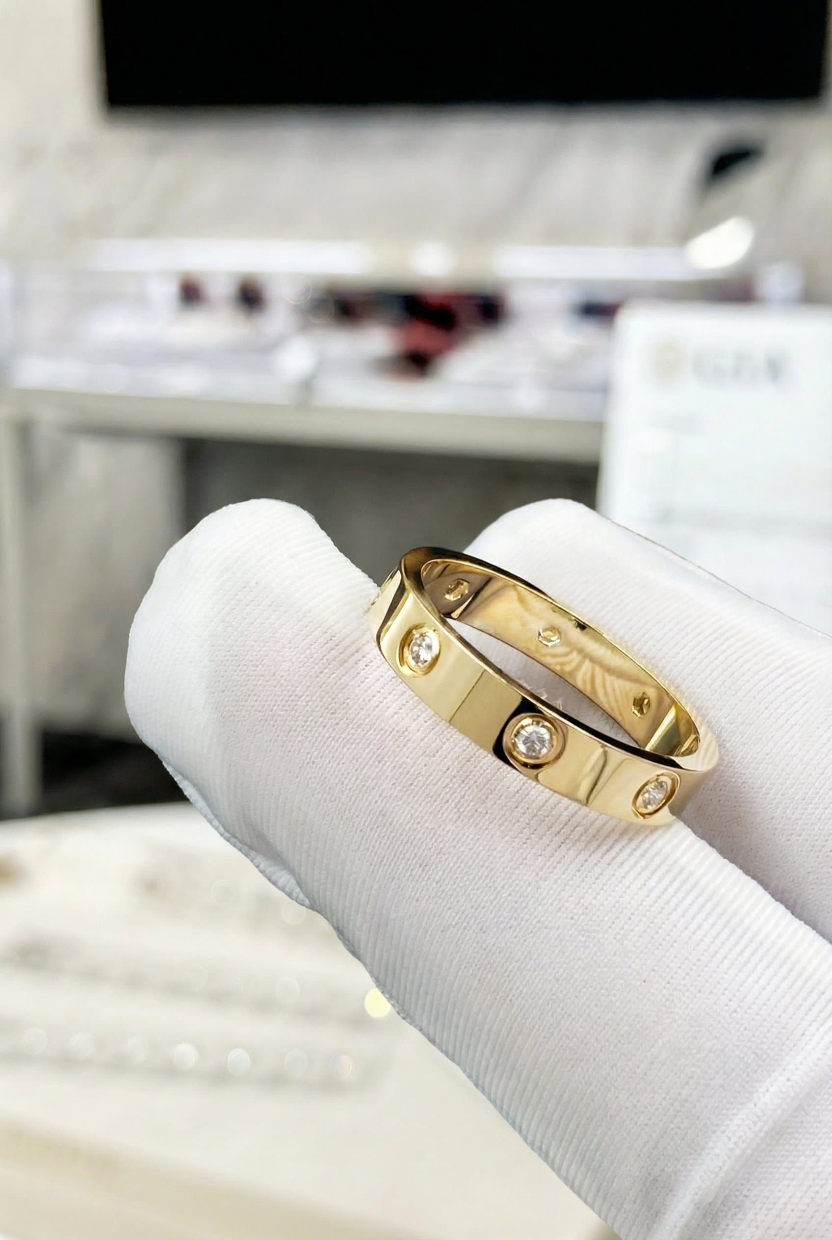 Золотое обручальное кольцо Cartier Love с бриллиантами