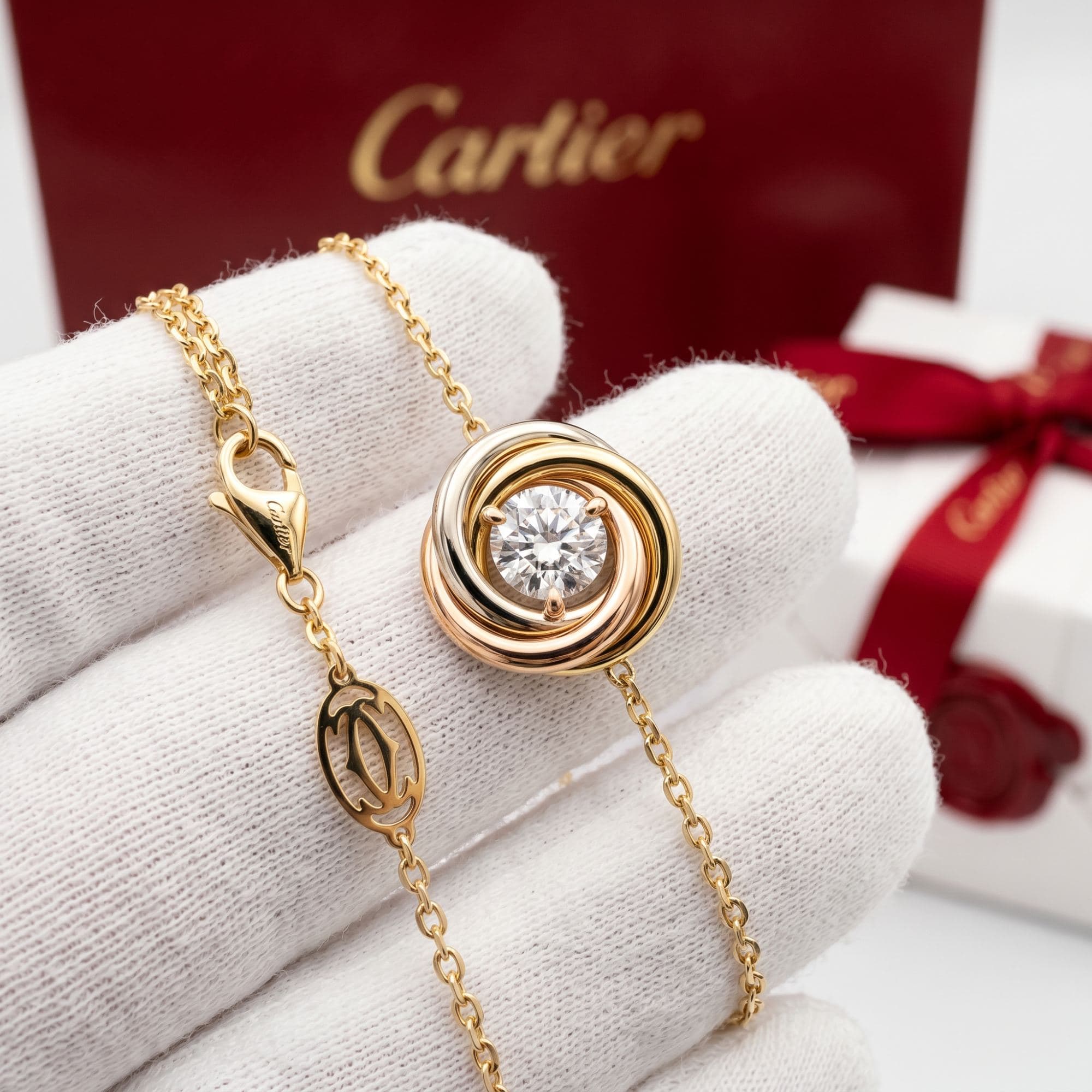 Золотой браслет Cartier Trinity с бриллиантами, на цепочке, 1 бриллиант, Белое и жёлтое золото