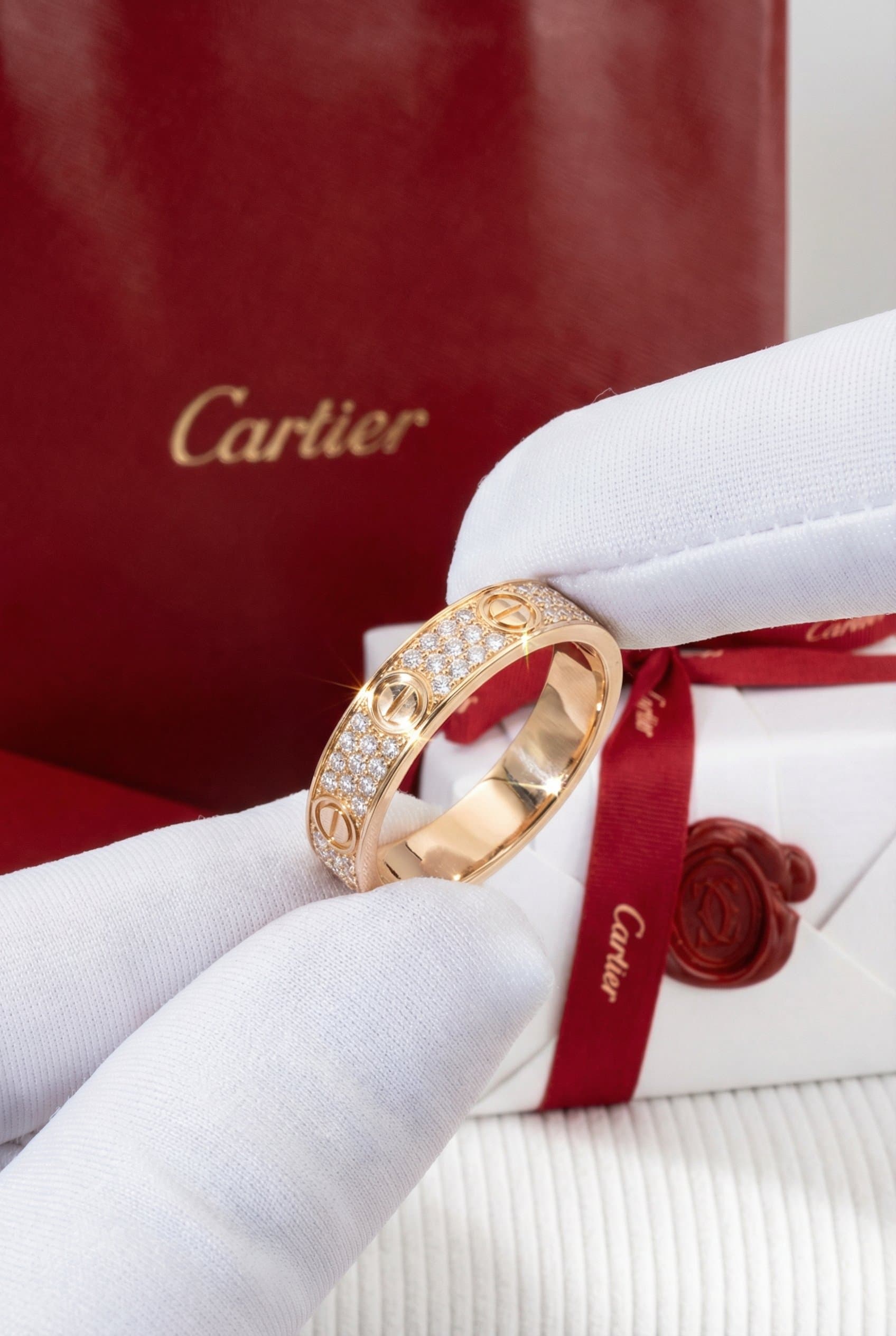Золотое обручальное кольцо Cartier Love с бриллиантами