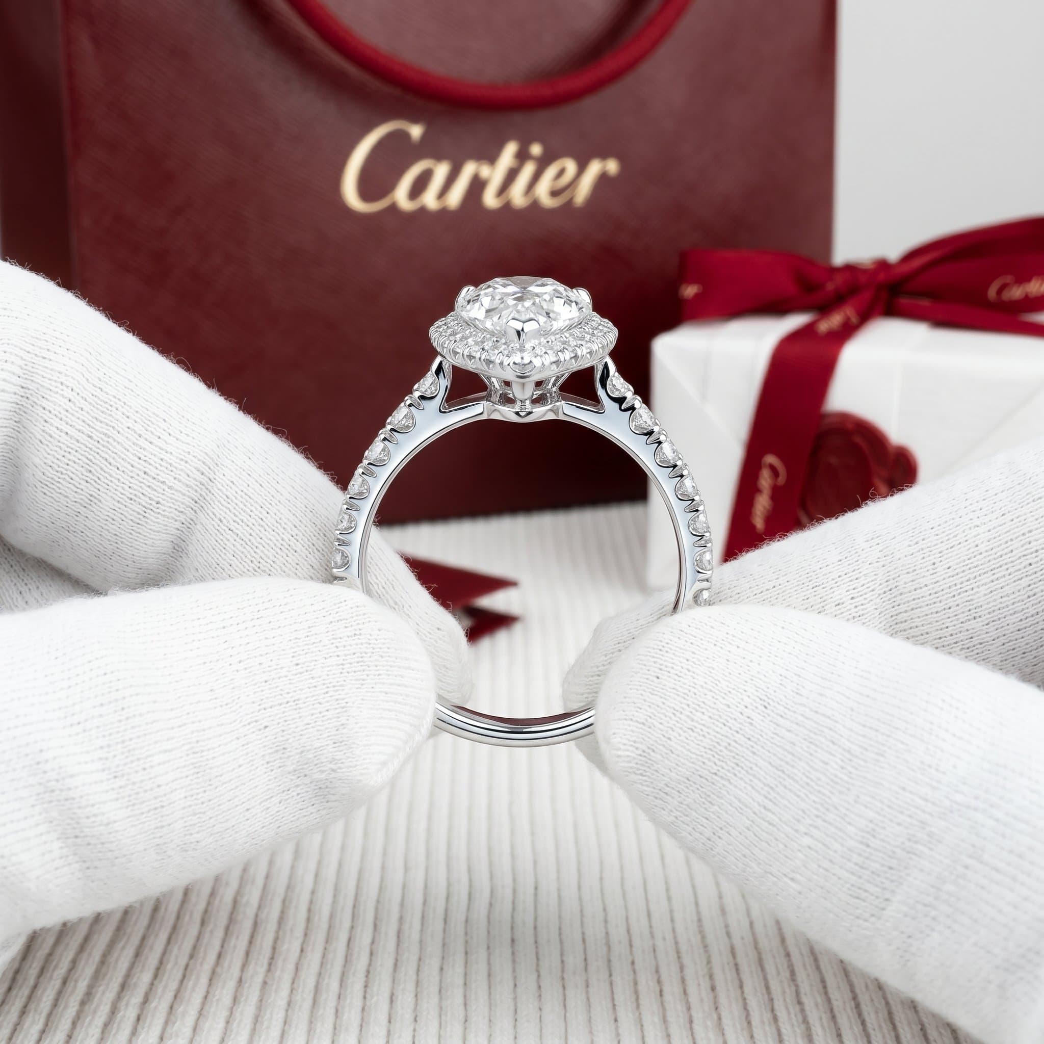 Золотое кольцо-солитер Cartier Destinée с бриллиантами, бриллиант грушевидной огранки, паве