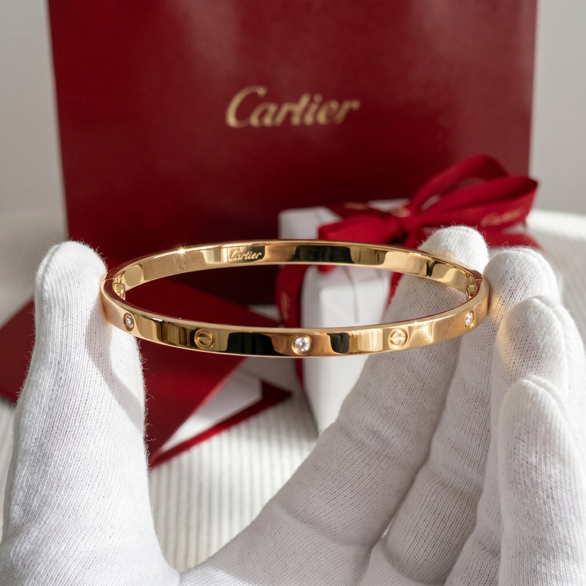 Золотой браслет Cartier Love с бриллиантами, малая модель, 6 бриллиантов — фото 2