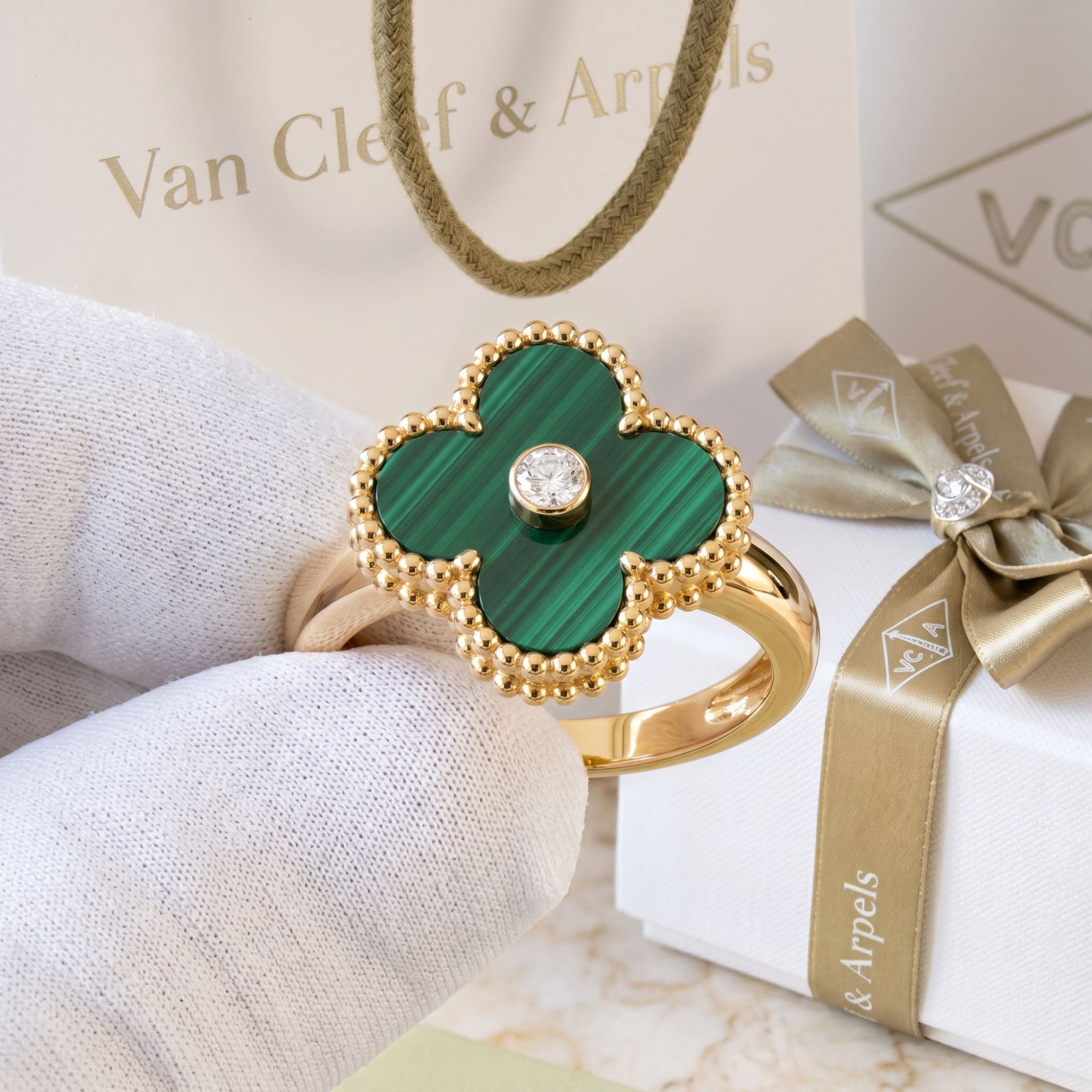 Кольцо Van Cleef & Arpels Vintage Alhambra с малахитом и бриллиантом, Жёлтое золото
