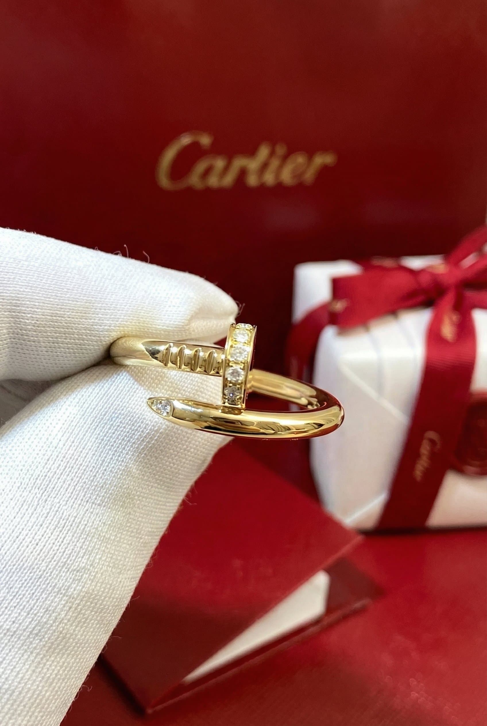 Золотое кольцо Cartier Juste un Clou с бриллиантами