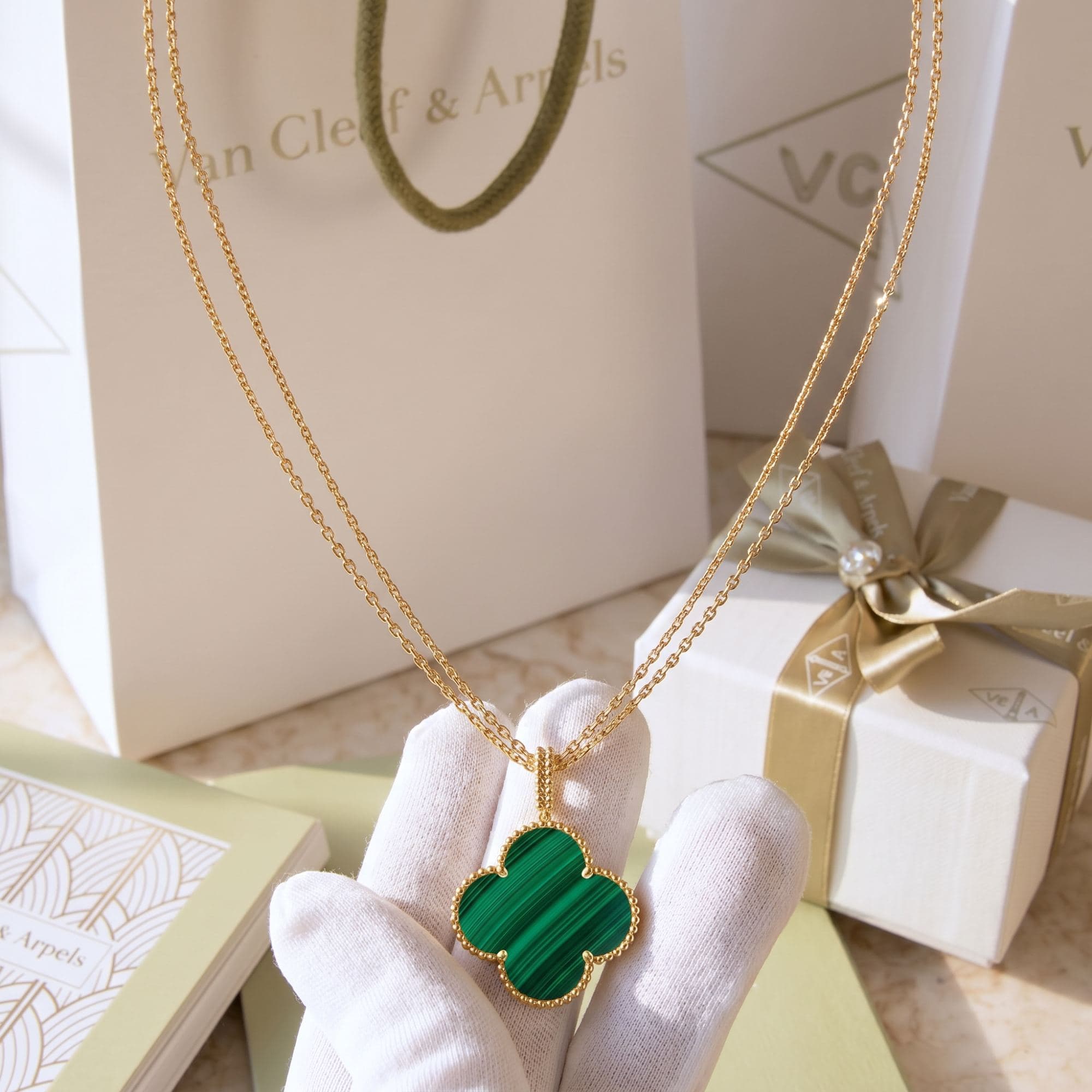 Колье Van Cleef & Arpels Magic Alhambra, 1 мотив, жёлтое золото, малахит — фото 2