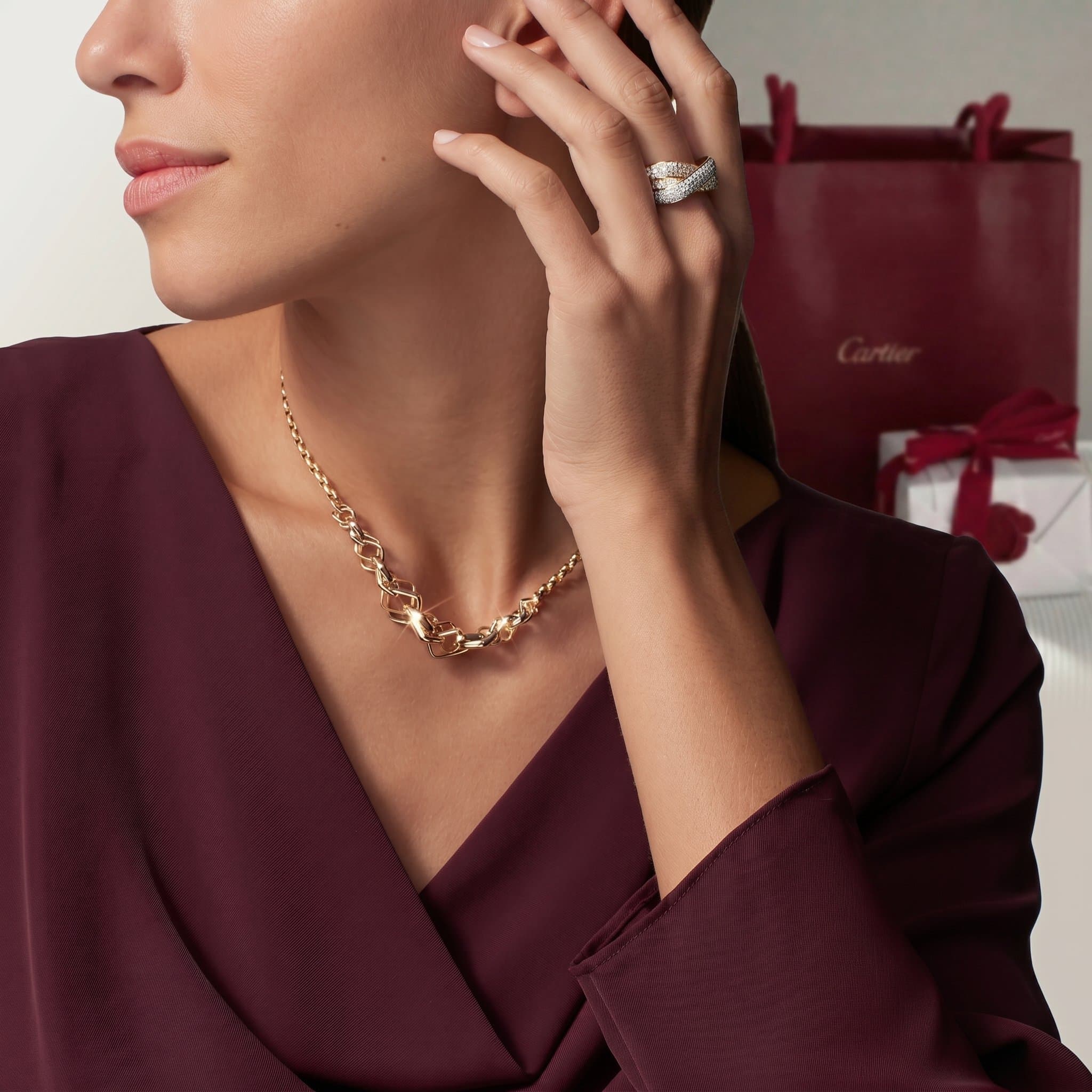 Золотое кольцо Cartier Trinity с бриллиантами, форма кушон, крупная модель, паве, Жёлтое золото