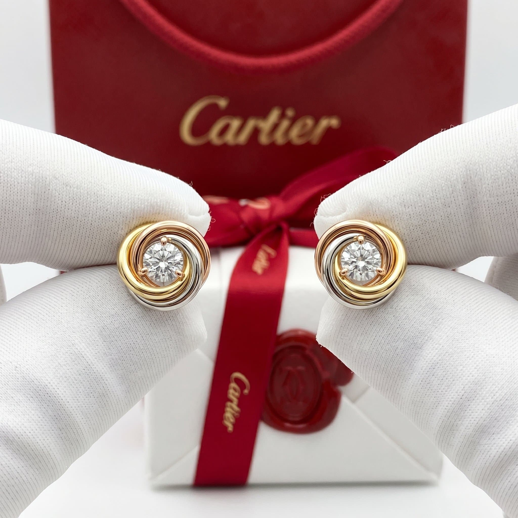 Золотые серьги-пусеты Cartier Trinity с бриллиантами, 2 бриллианта, Белое и жёлтое золото