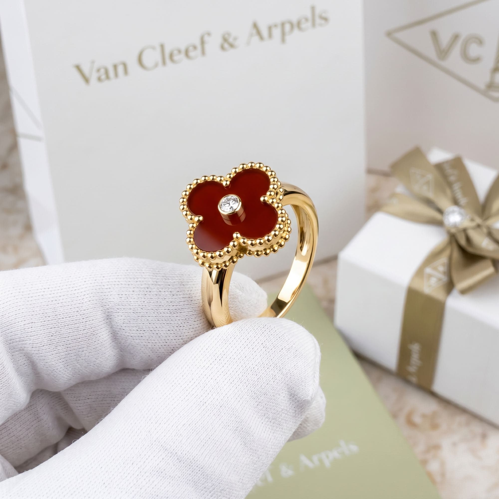 Кольцо Van Cleef & Arpels Vintage Alhambra с сердоликом и бриллиантом, Жёлтое золото