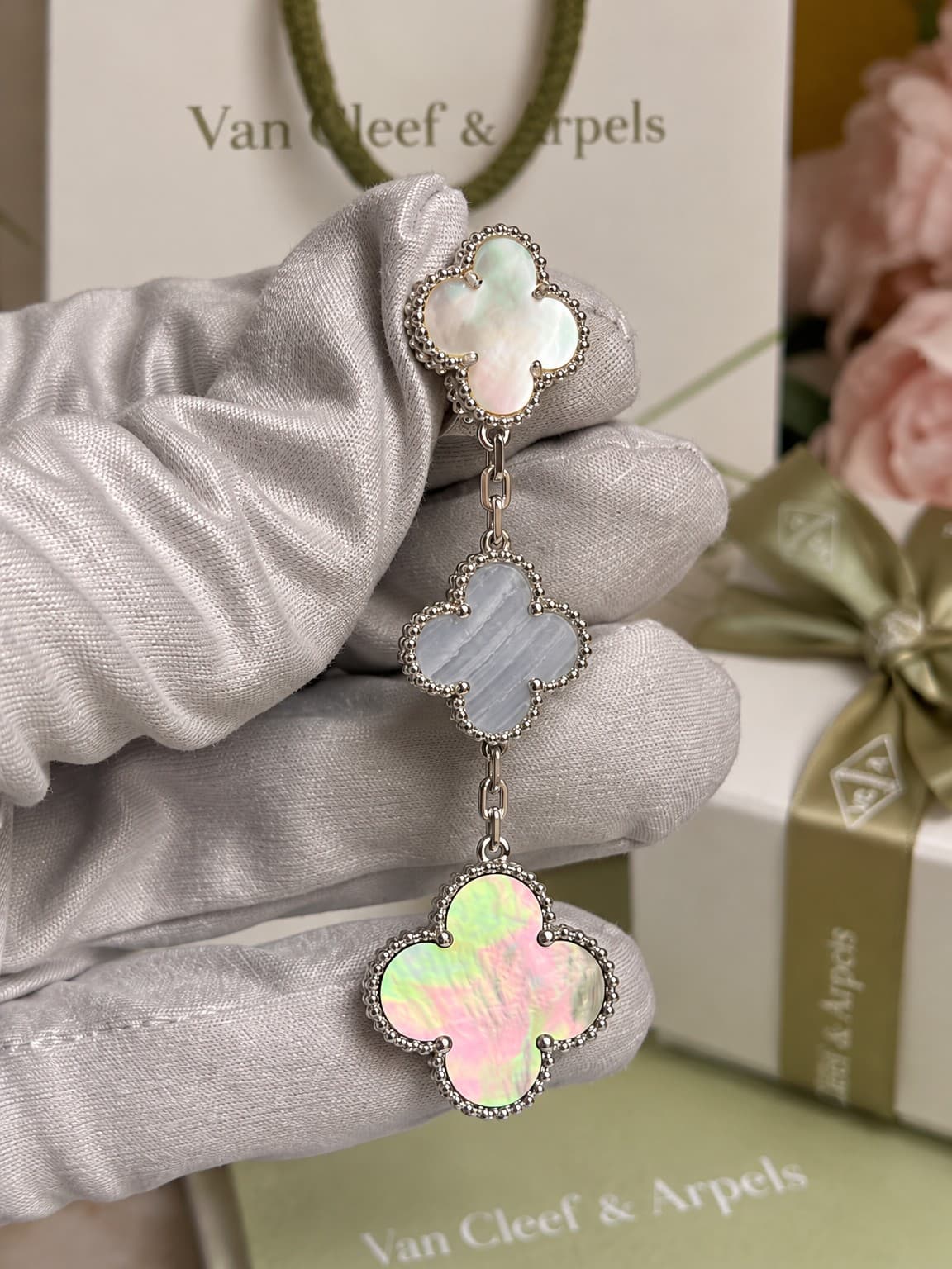 Серьги Van Cleef 3 мотива (серый, белый перламутр, халцедон) — фото 2