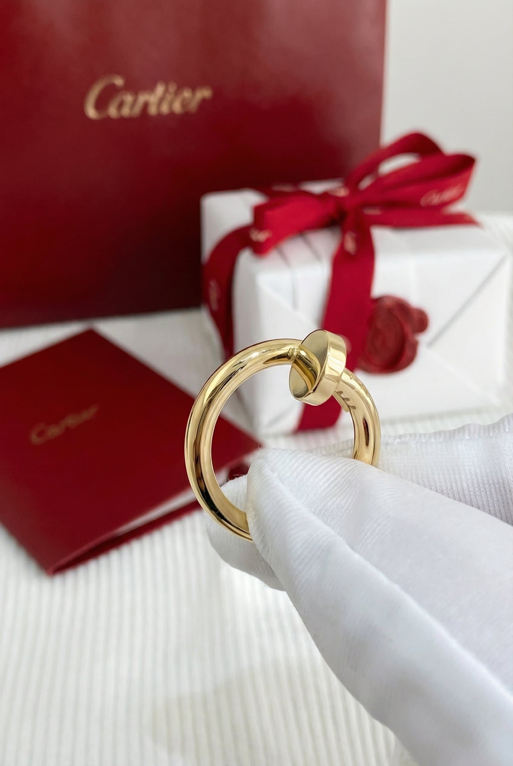 Золотое кольцо Cartier Juste un Clou с бриллиантами — фото 2