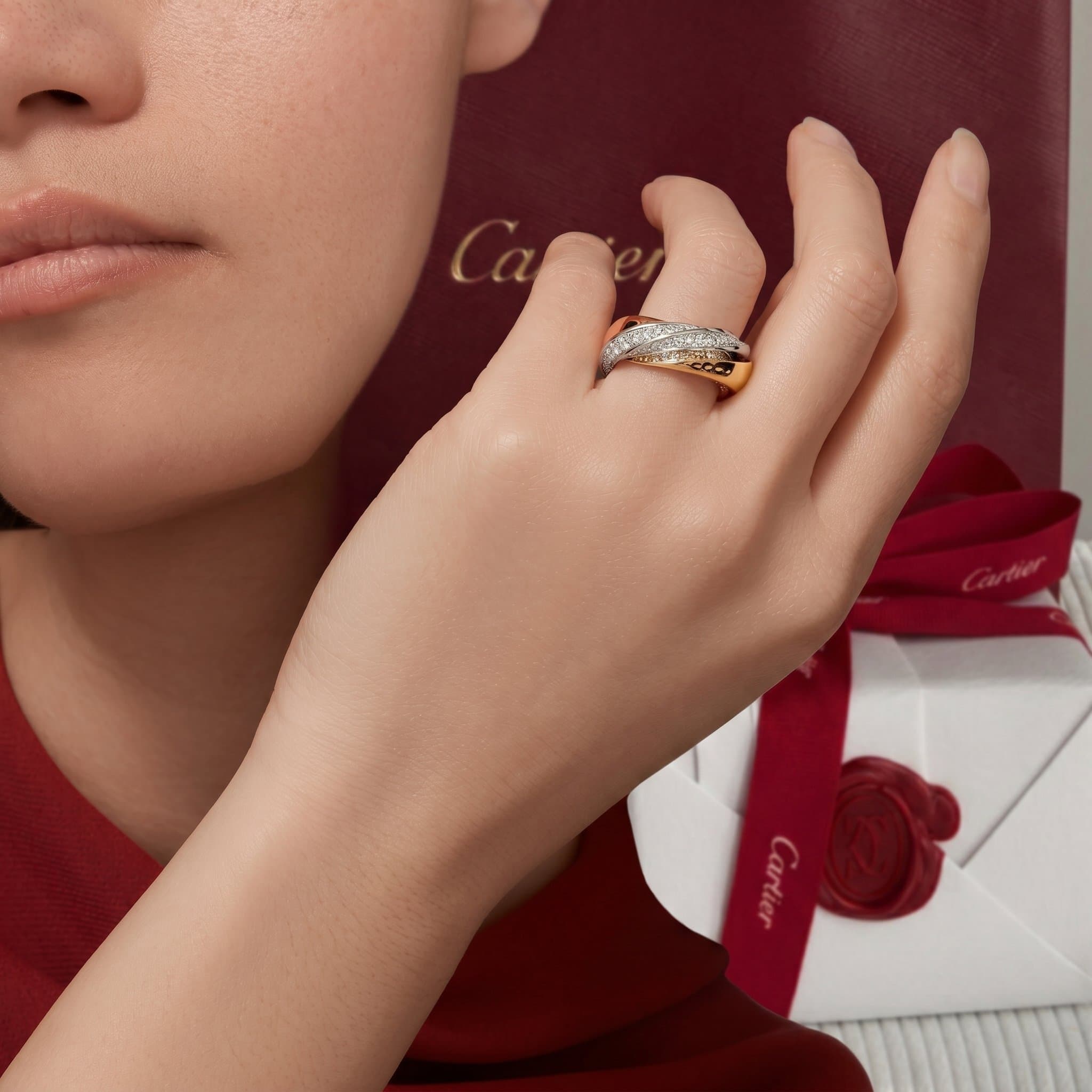 Золотое кольцо Cartier Trinity с бриллиантами, частичное паве — фото 2