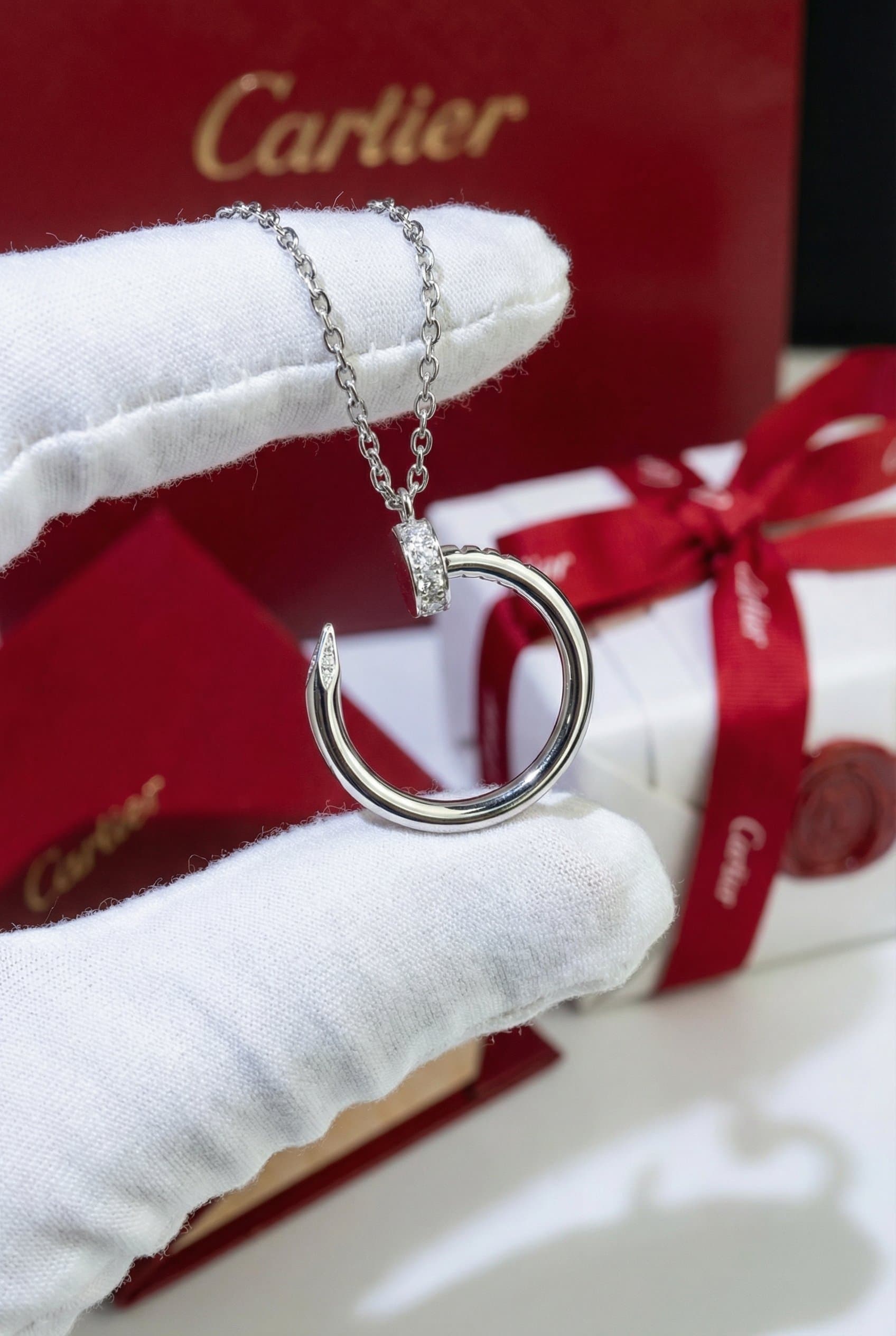Золотая подвеска Cartier Juste un Clou с бриллиантами
