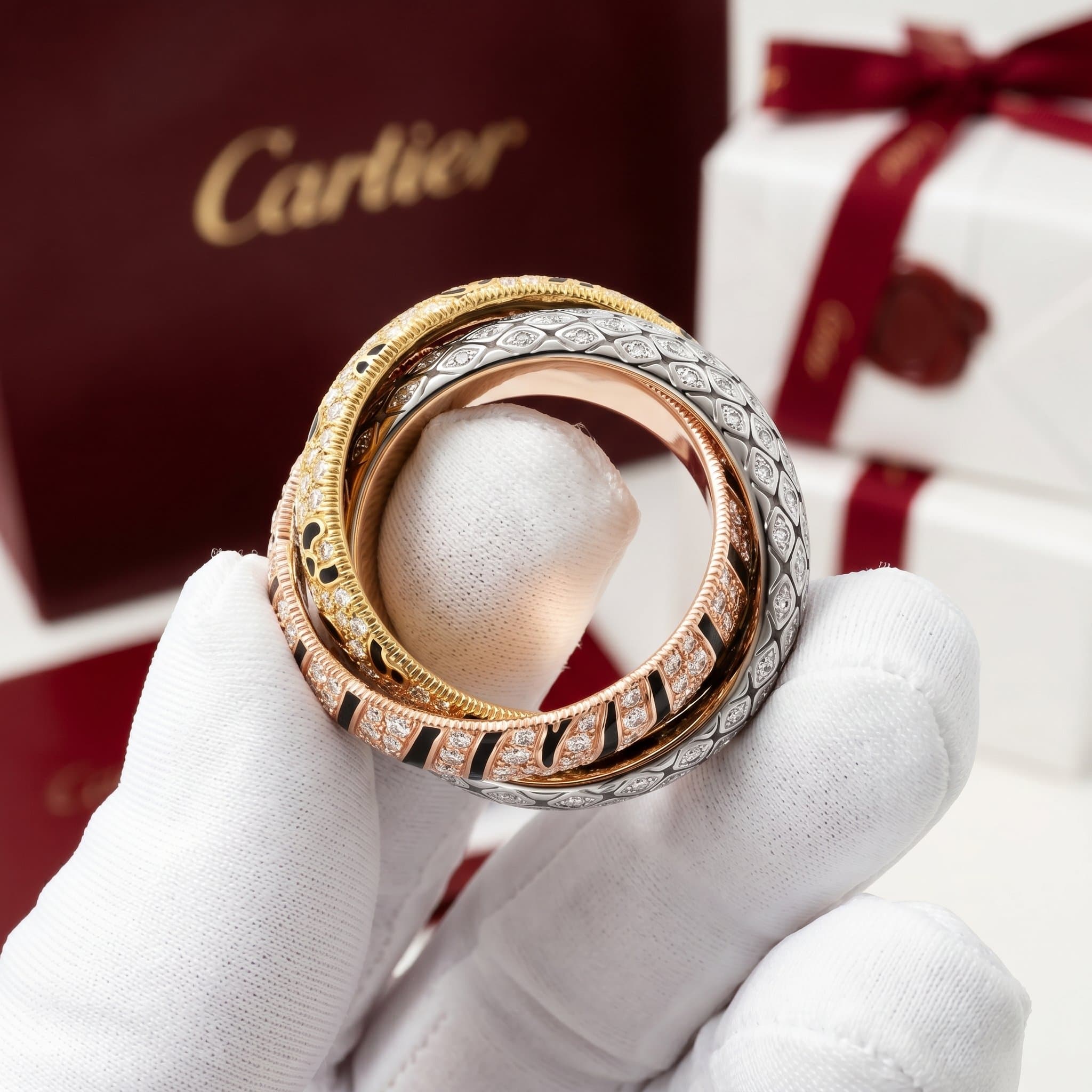 Золотое кольцо Cartier Trinity с бриллиантами, эмаль, паве, Белое и жёлтое золото