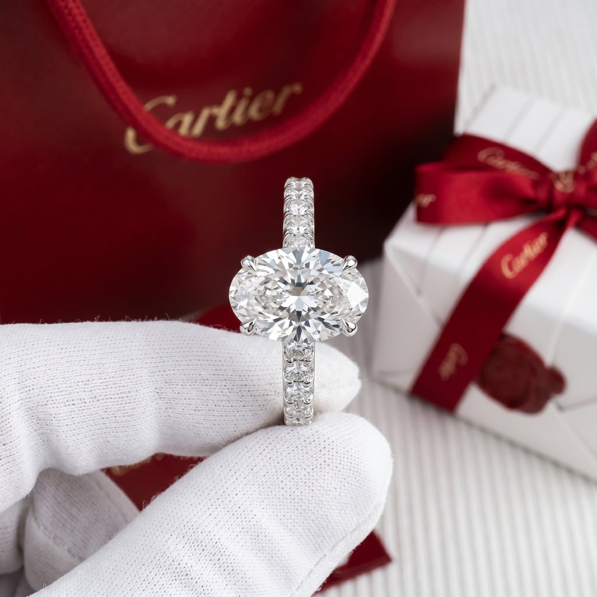 Золотое кольцо-солитер Cartier 1895 с бриллиантами, бриллиант овальной огранки, паве — фото 3
