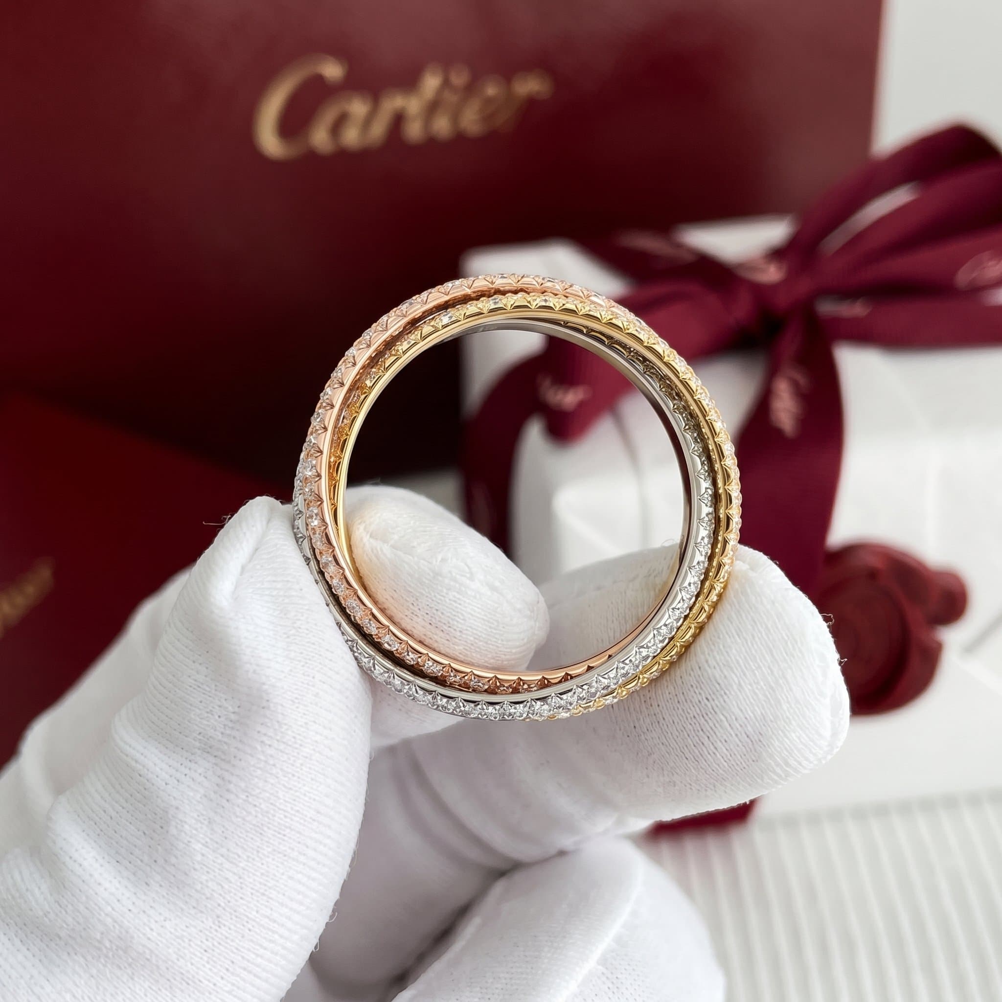 Золотое кольцо Cartier Trinity с бриллиантами, малая модель, паве — фото 2