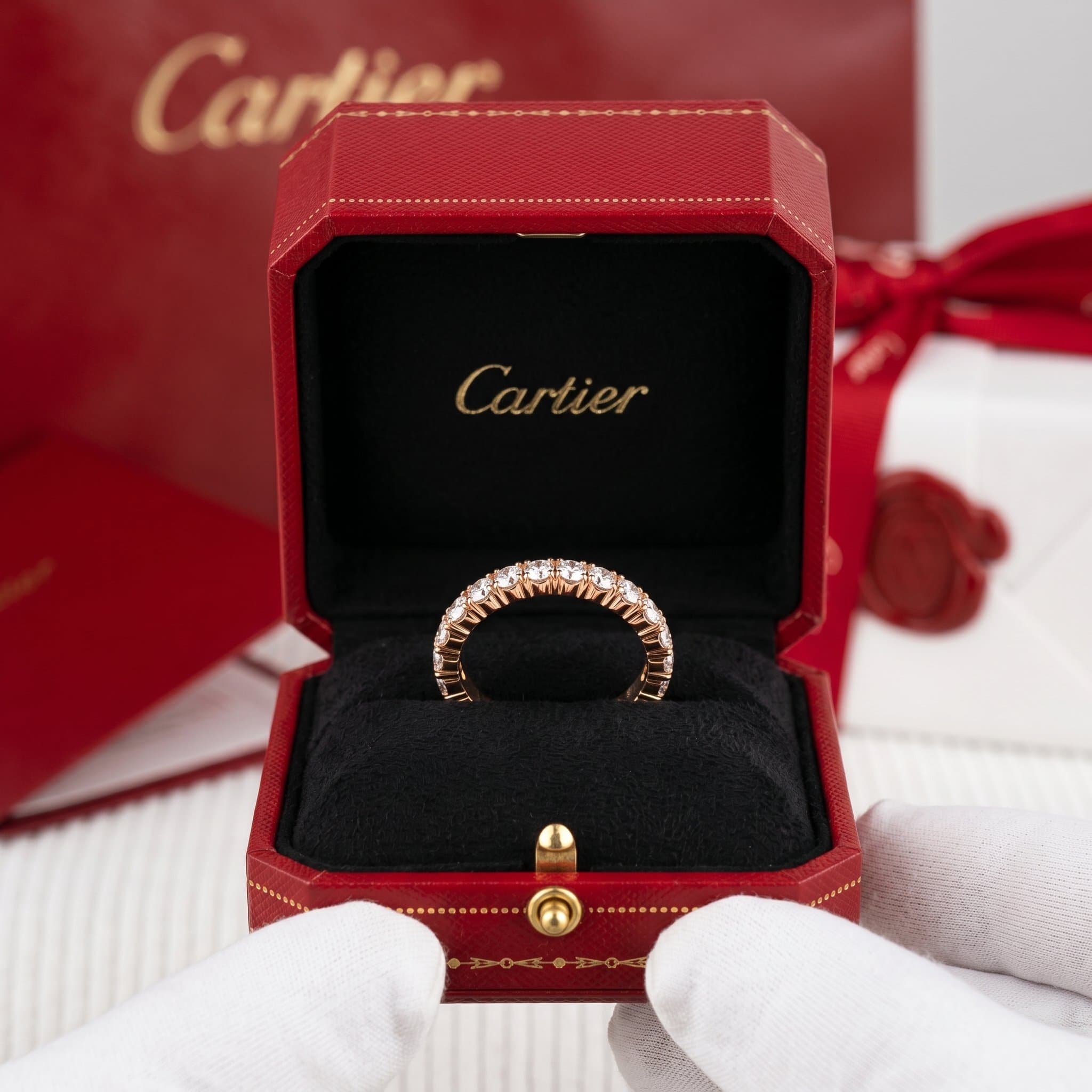 Золотое обручальное кольцо Cartier Étincelle с бриллиантами, ширина 3,5 мм, частичное паве