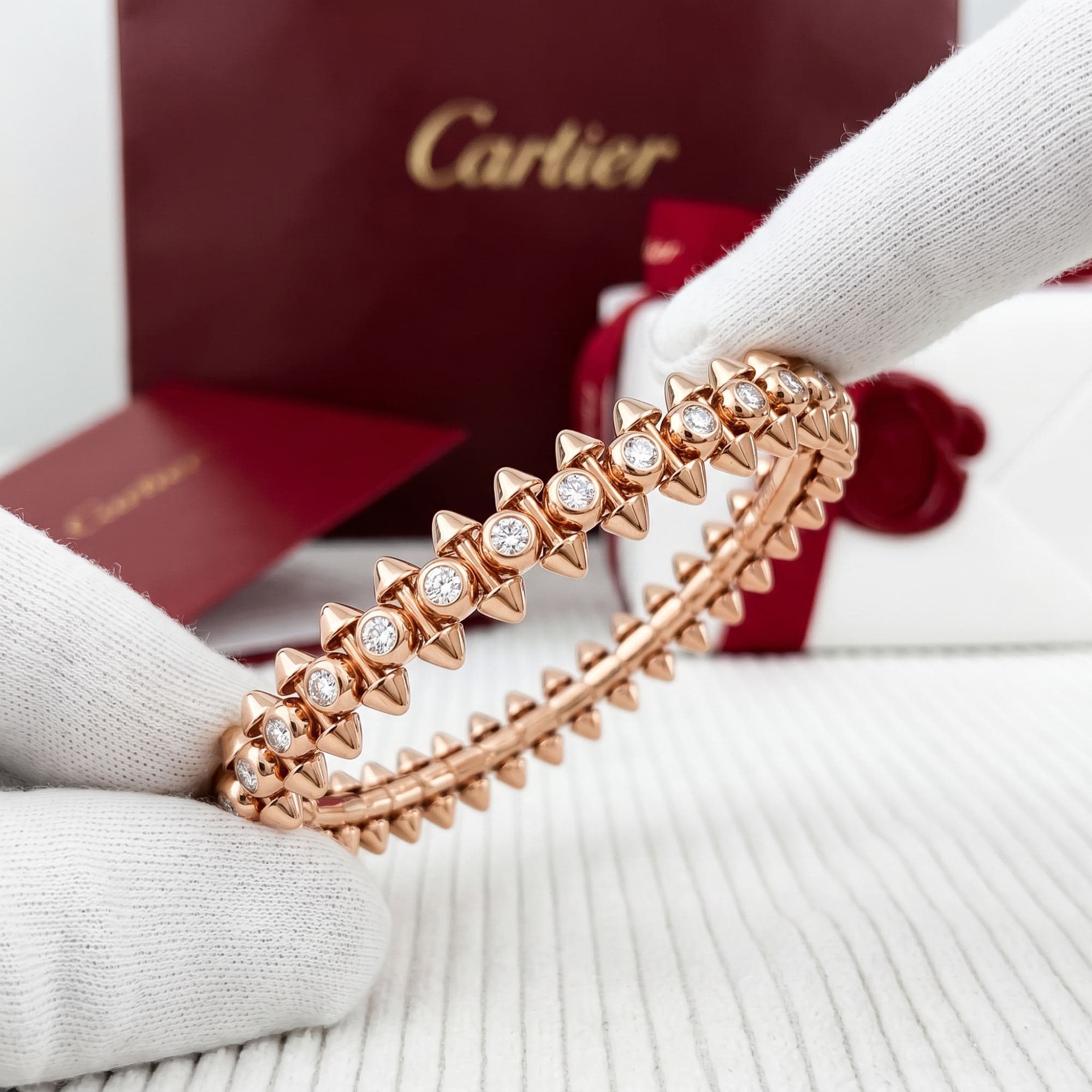 Золотой браслет Cartier Clash с бриллиантами, средняя модель