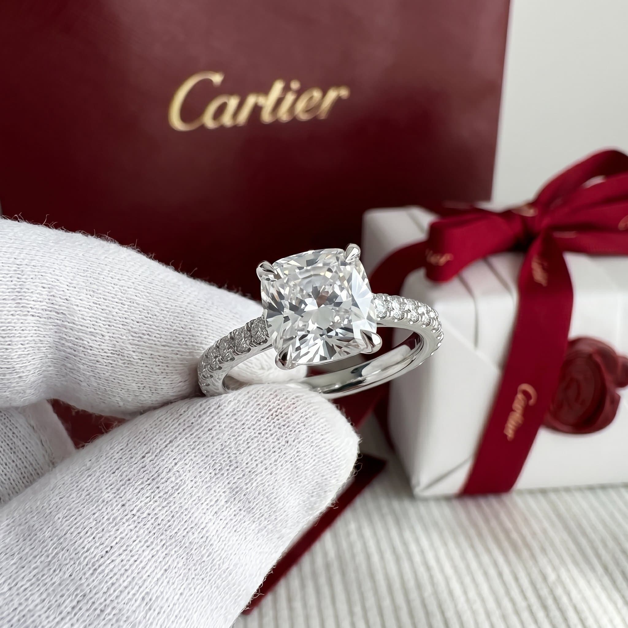 Золотое кольцо-солитер Cartier 1895 с бриллиантами, бриллиант огранки кушон, паве
