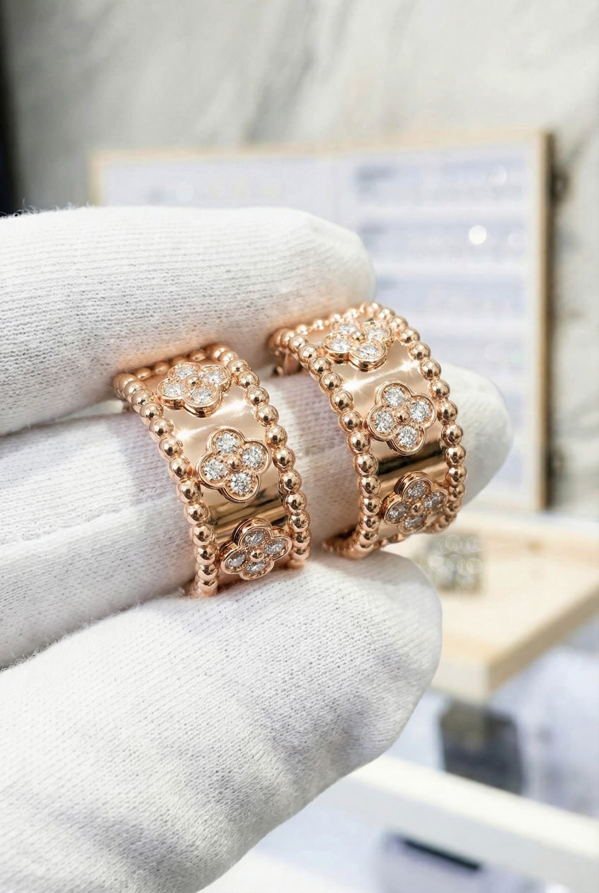 Van Cleef & Arpels Золотые серьги-кольца с бриллиантами Van Cleef