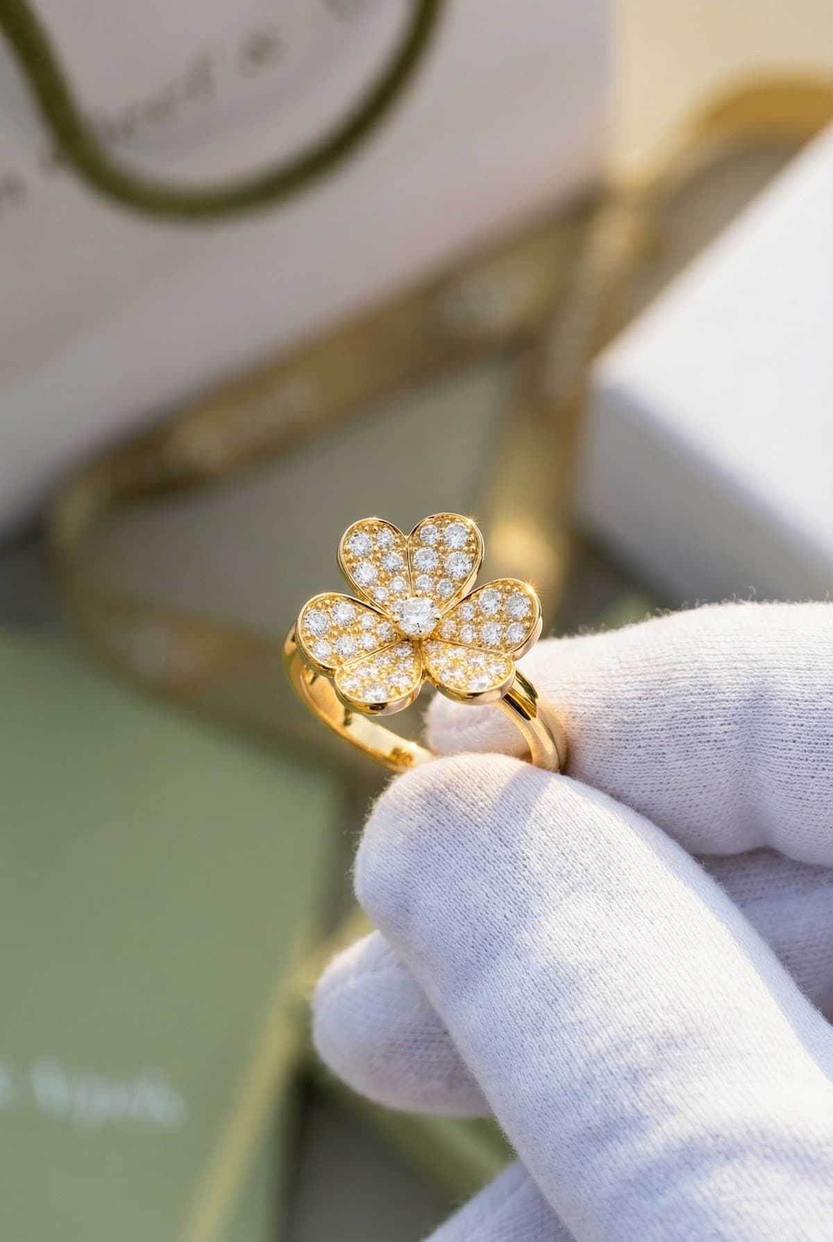 Золотое кольцо с бриллиантами Van Cleef Frivole