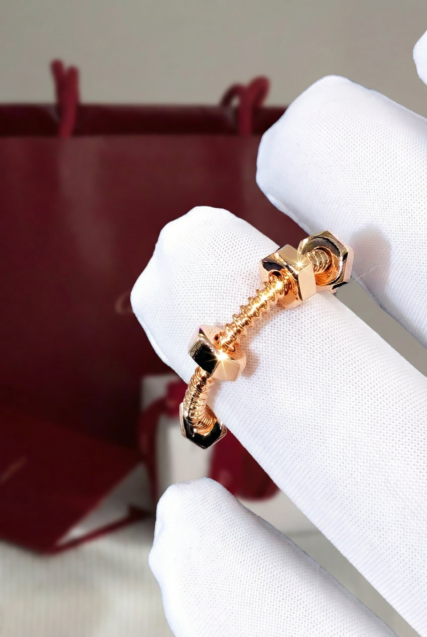 Золотое кольцо Cartier Ecrou de Cartier