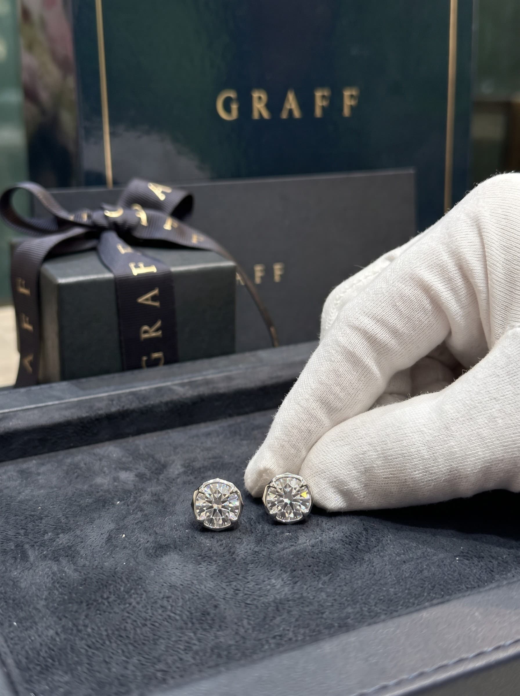 Золотые серьги-пусеты Laurence Graff Signature с бриллиантами, Белое золото