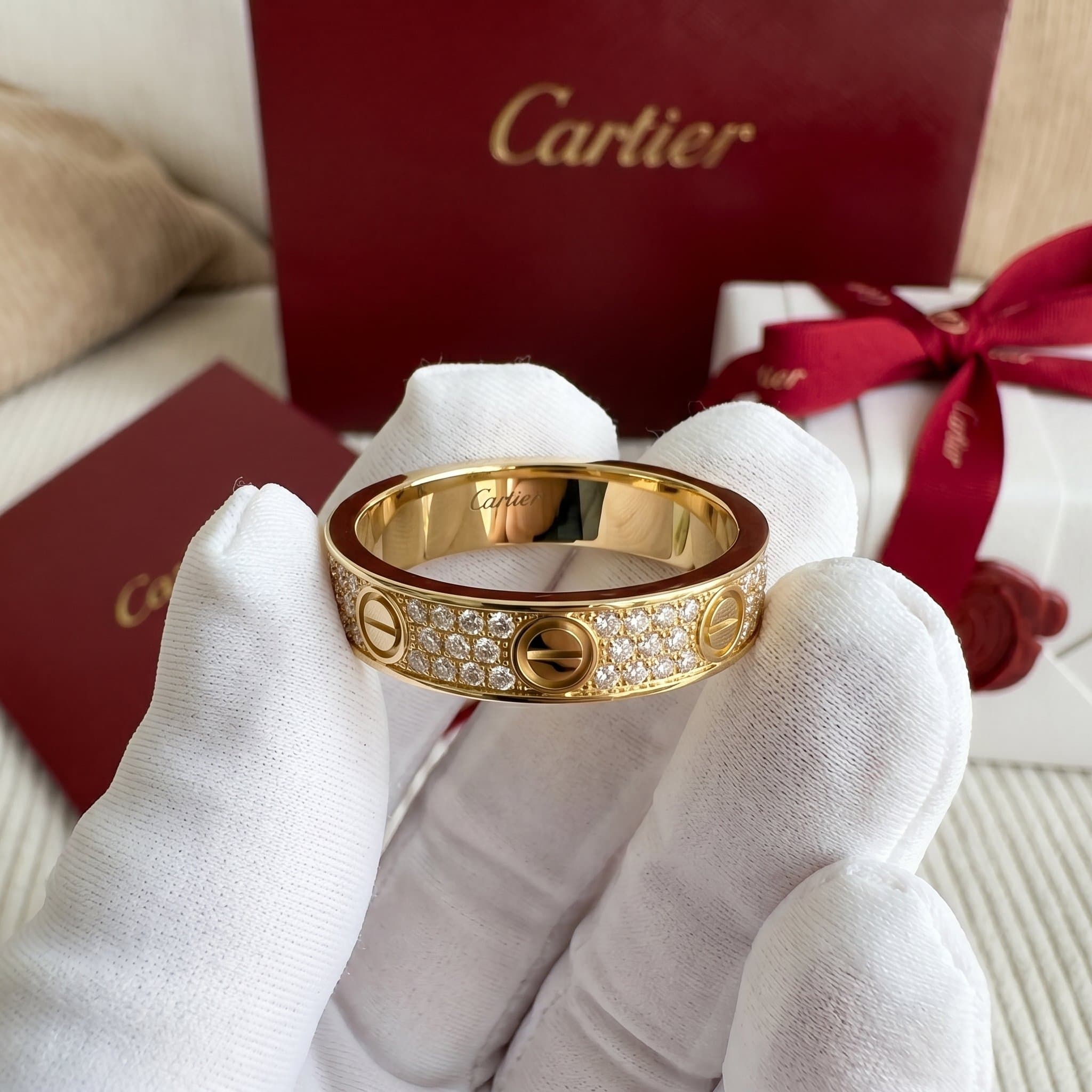 Золотое кольцо Cartier Love с бриллиантами, малая модель, паве, Жёлтое золото