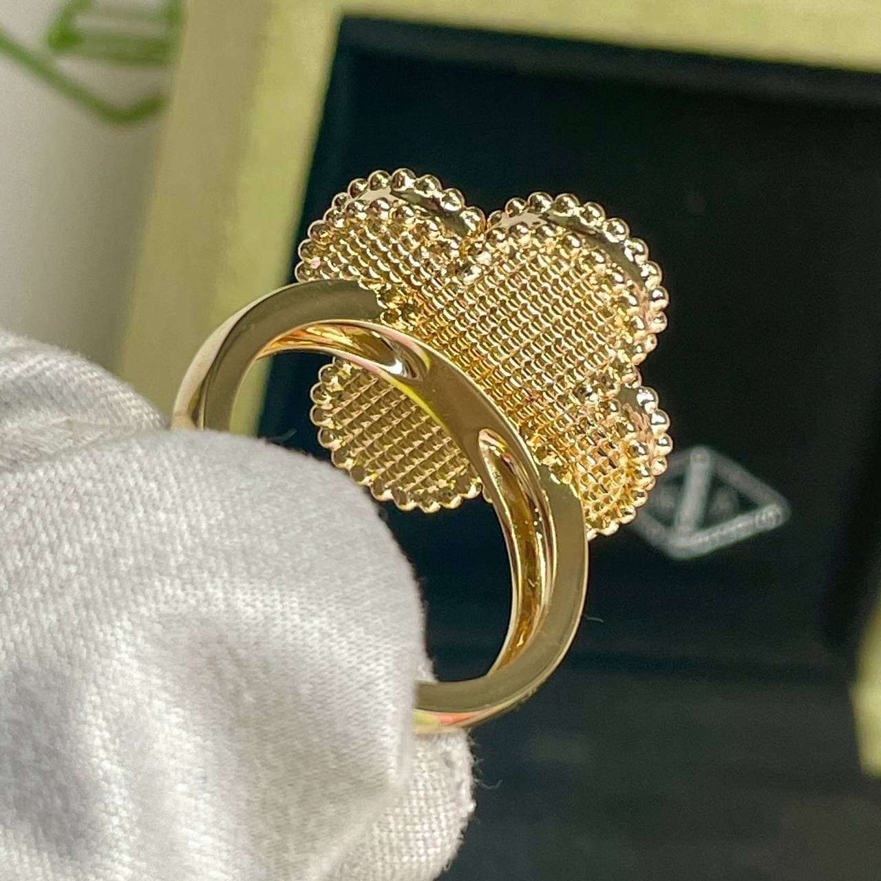 Кольцо Van Cleef мотив 2 мм (желтое золото 750) (белый перламутр) — фото 5