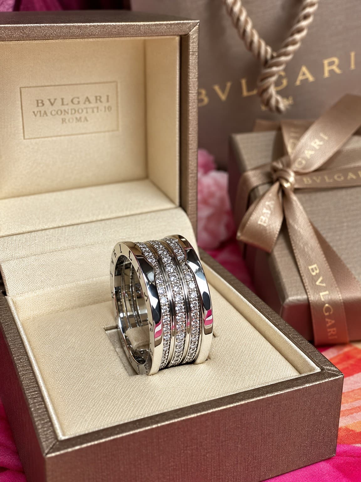 Кольцо Bulgari B.Zero1 3 ряда с бриллиантами, Белое золото