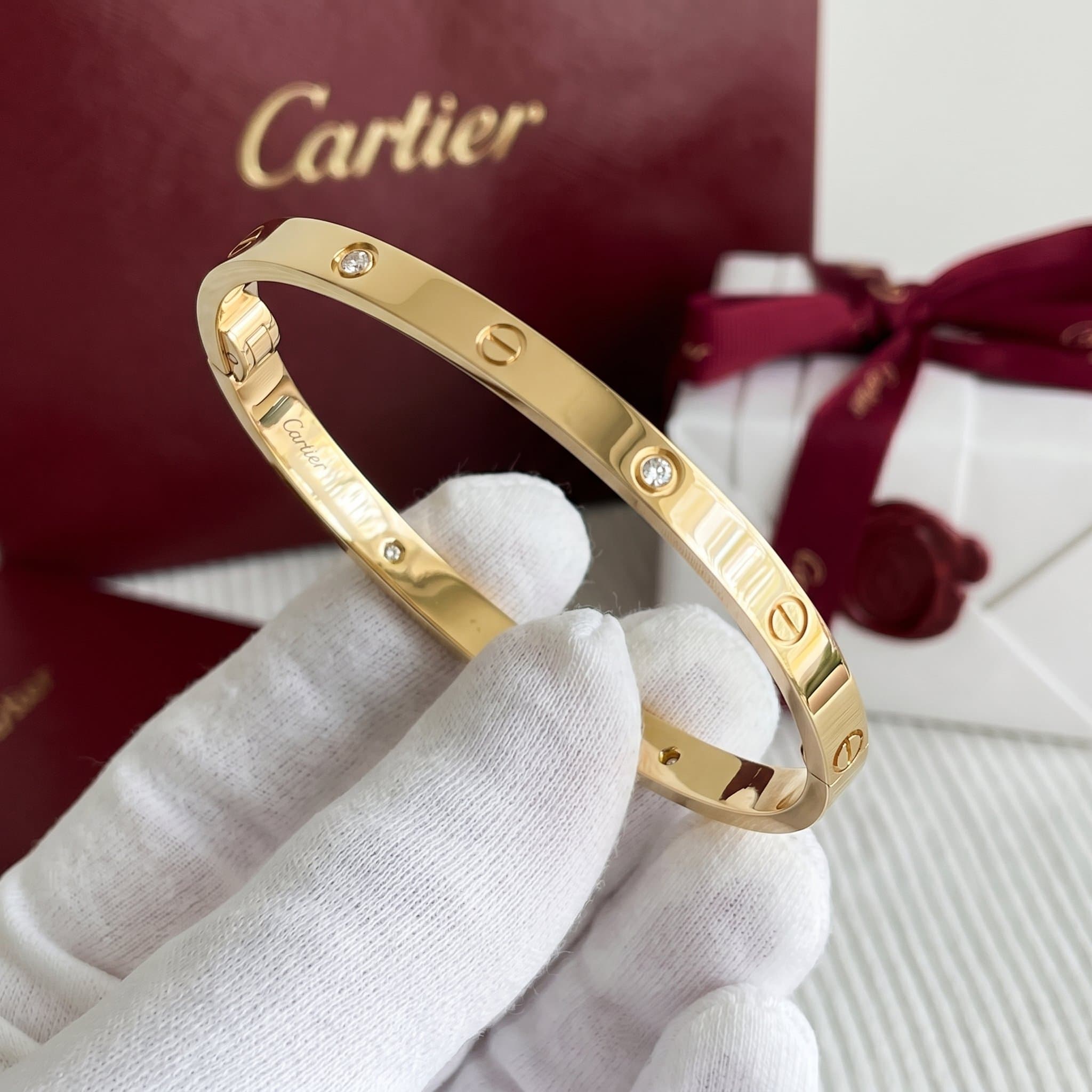 Золотой браслет Cartier Love с бриллиантами, средняя модель, 4 бриллианта — фото 2