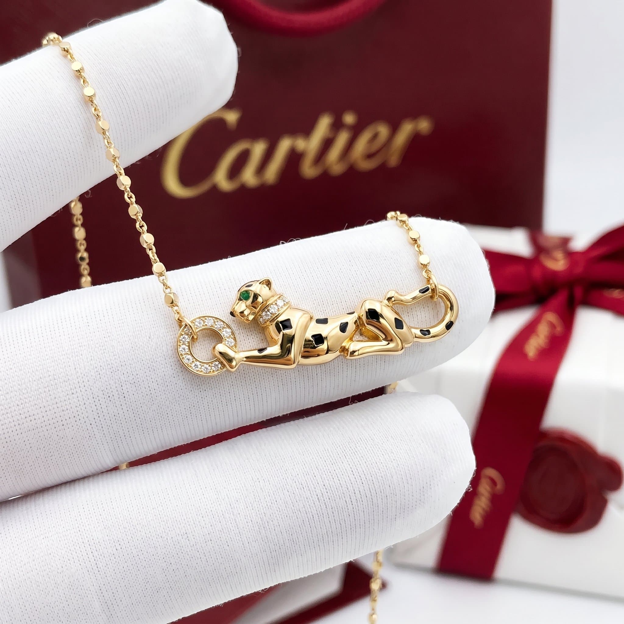 Золотая подвеска Cartier Panthère с бриллиантами