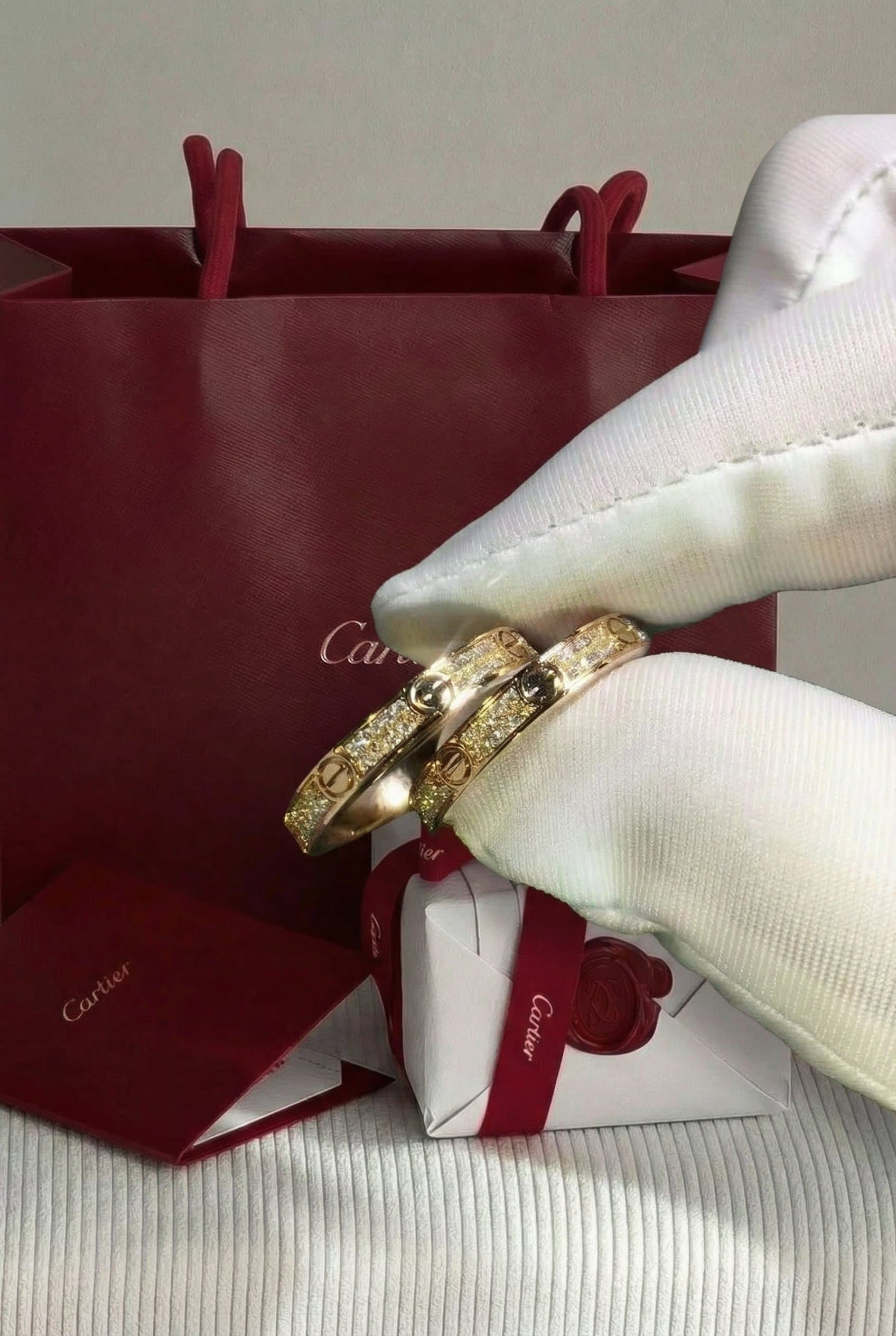 Золотое кольцо Cartier Love с бриллиантами