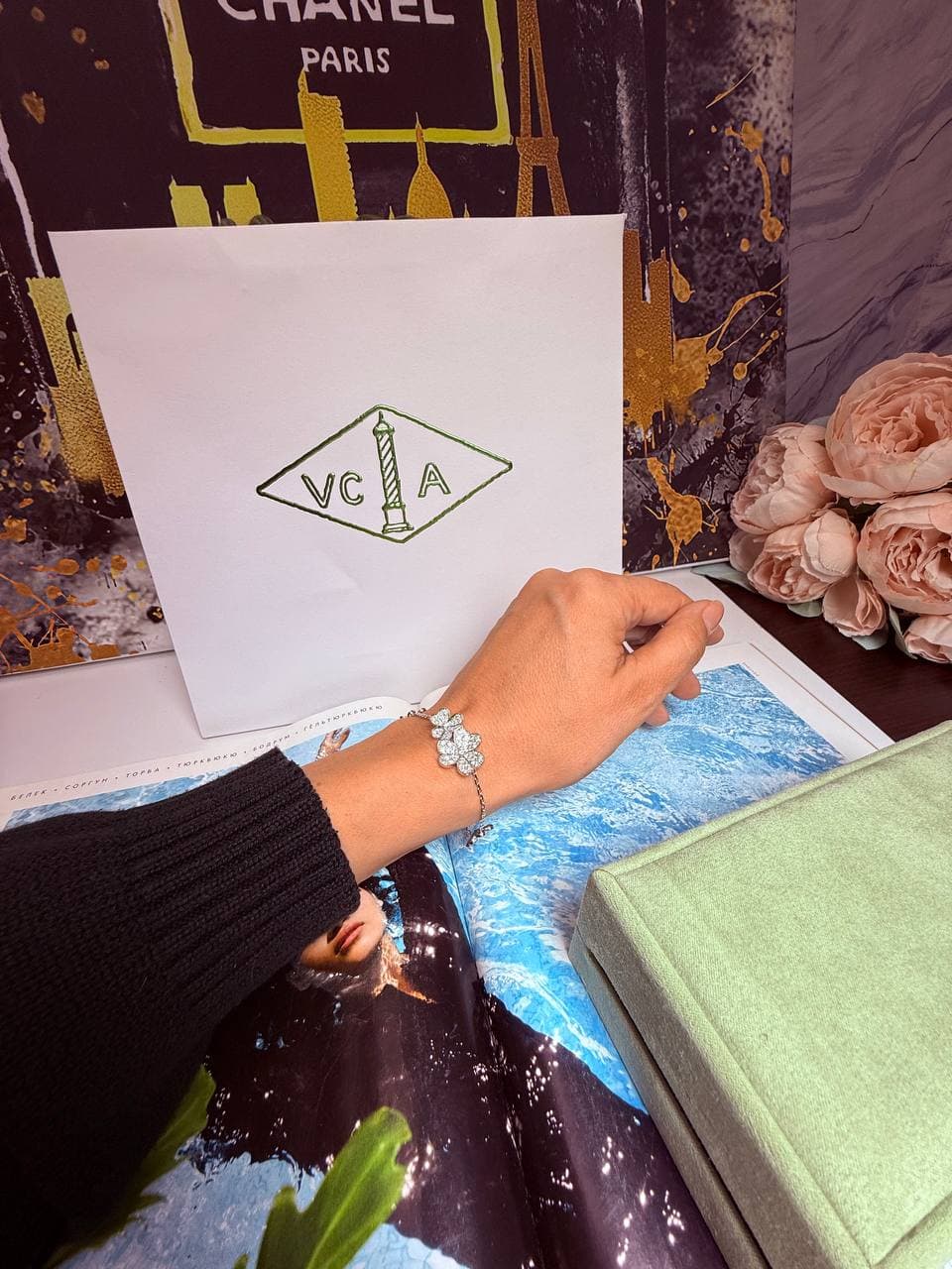 Браслет Van Cleef Frivole, 5 flowers с бриллиантами 2,78 ст (белое золото 750 пробы) — фото 5