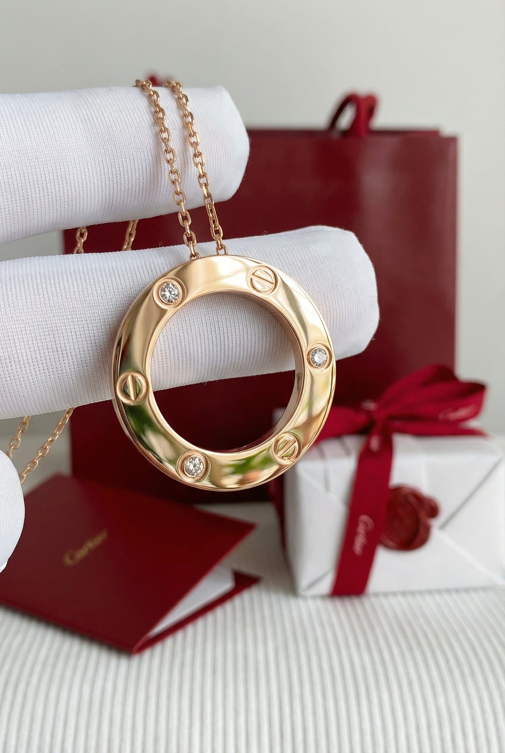 Золотая подвеска Cartier Love с бриллиантами