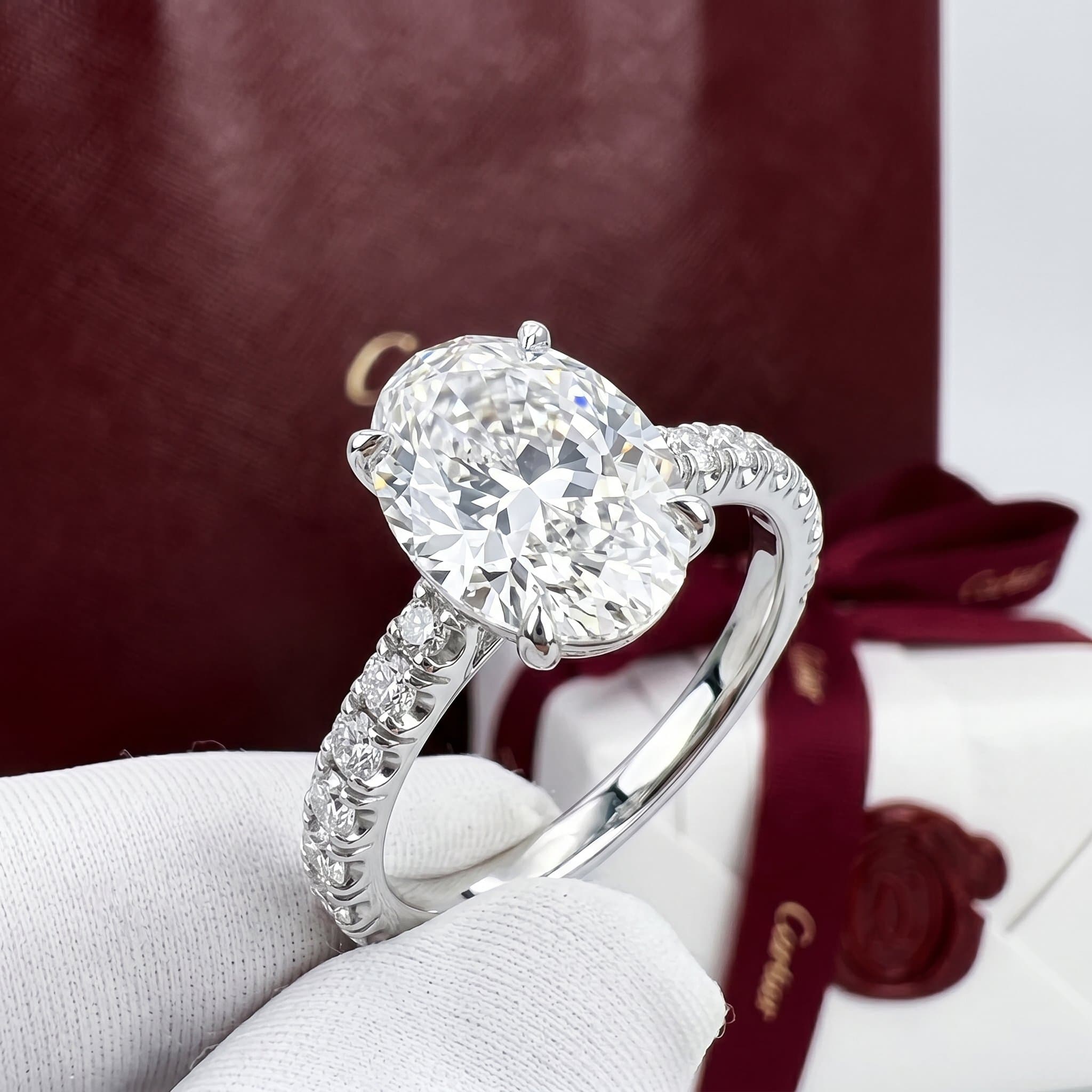 Золотое кольцо-солитер Cartier 1895 с бриллиантами, бриллиант овальной огранки, паве