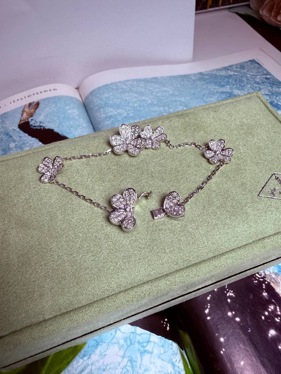Браслет Van Cleef Frivole, 5 flowers с бриллиантами 2,78 ст (белое золото 750 пробы)