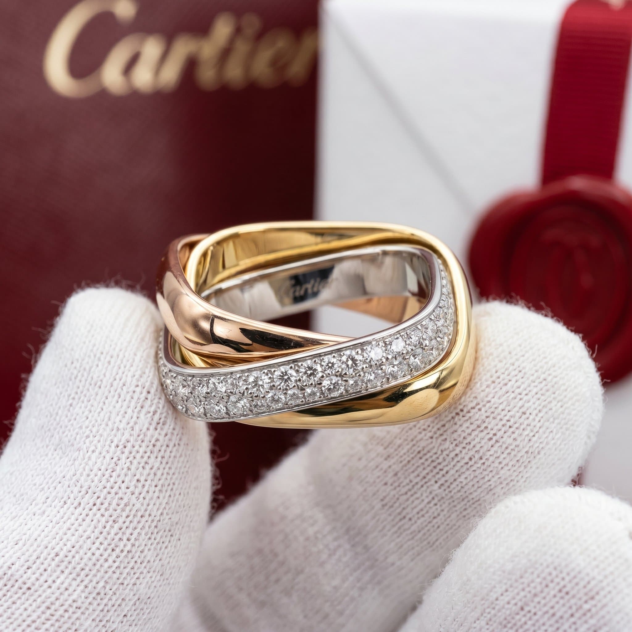 Золотое кольцо Cartier Trinity с бриллиантами, форма кушон, средняя модель, частичное паве — фото 3