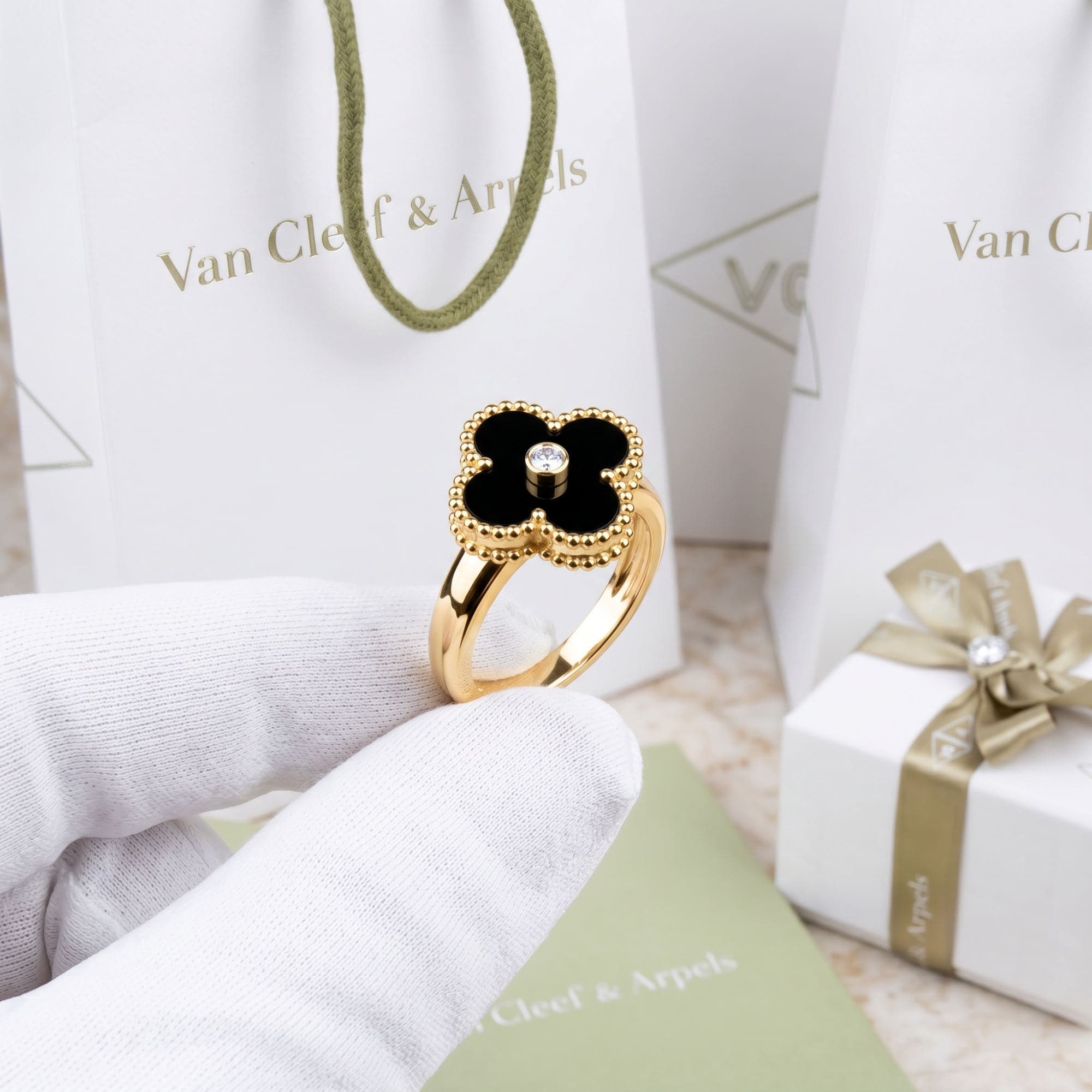 Кольцо Van Cleef & Arpels Vintage Alhambra с ониксом и бриллиантом — фото 3