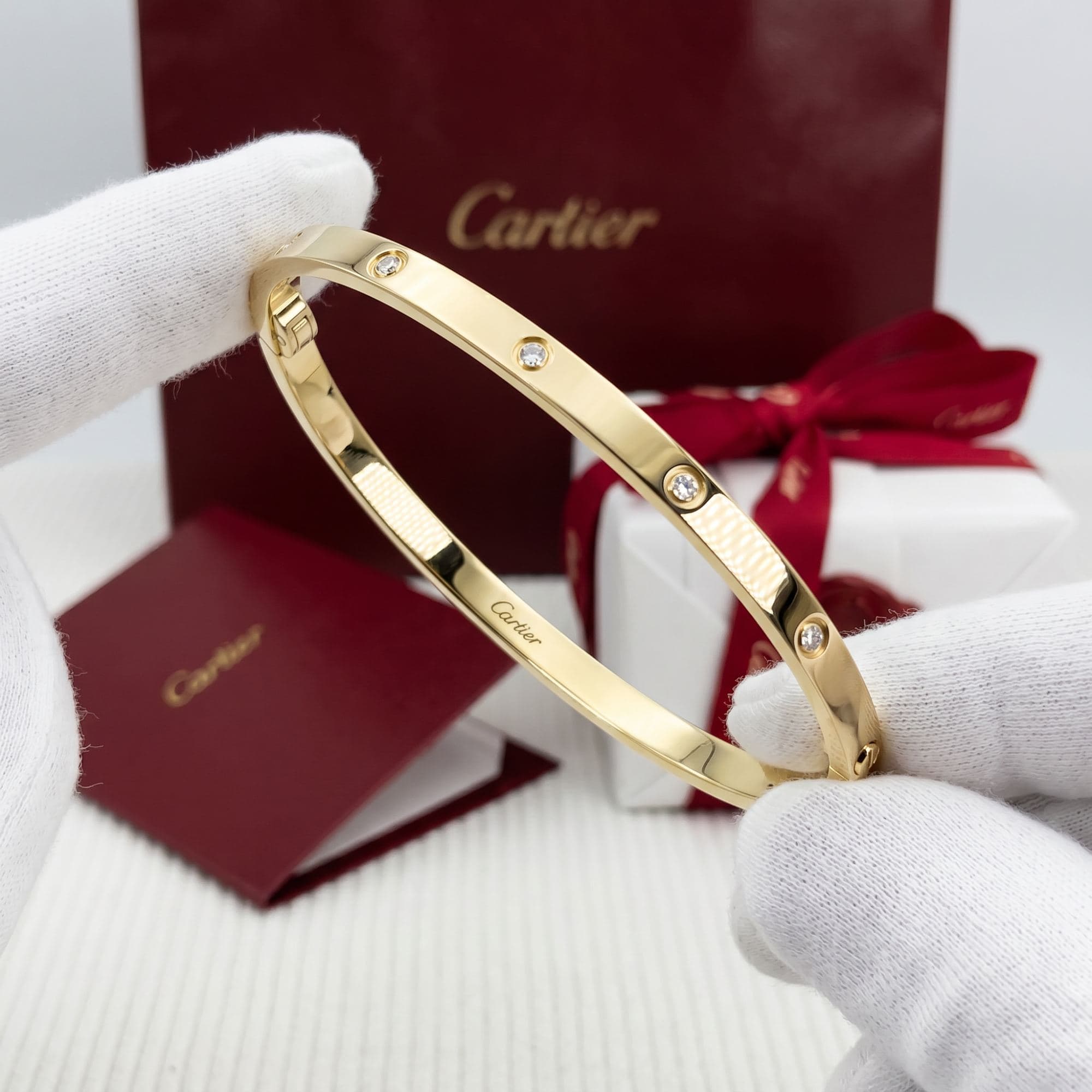 Золотой браслет Cartier Love с бриллиантами, малая модель, 10 бриллиантов, Жёлтое золото