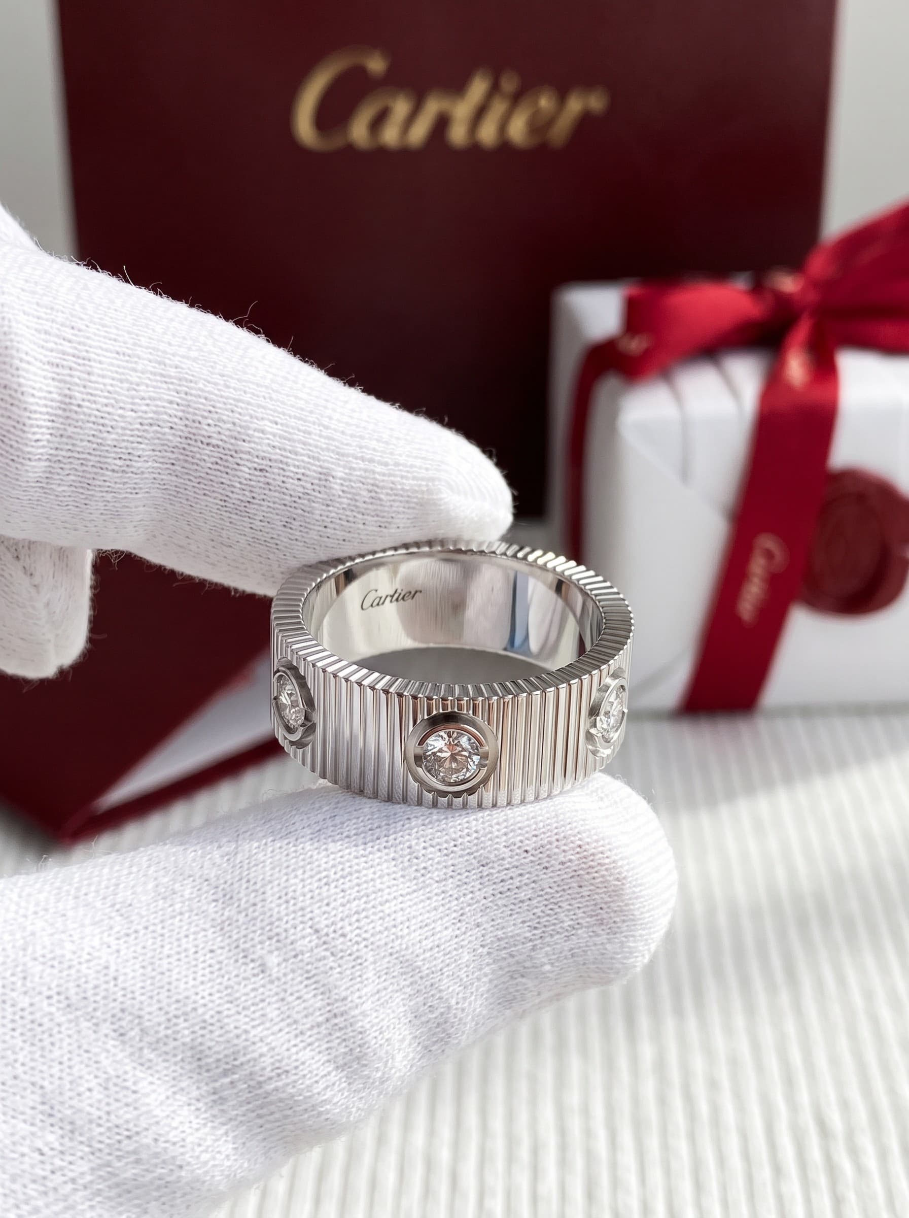 Кольцо Cartier LOVE Unlimited, 6 бриллиантов — фото 5