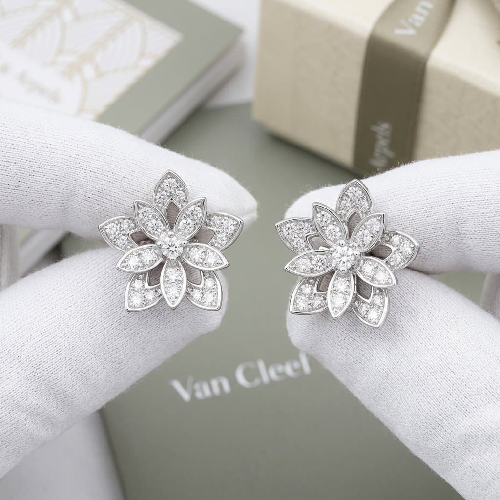 Серьги Van Cleef & Arpels Flora Lotus openwork mini модель, Белое золото