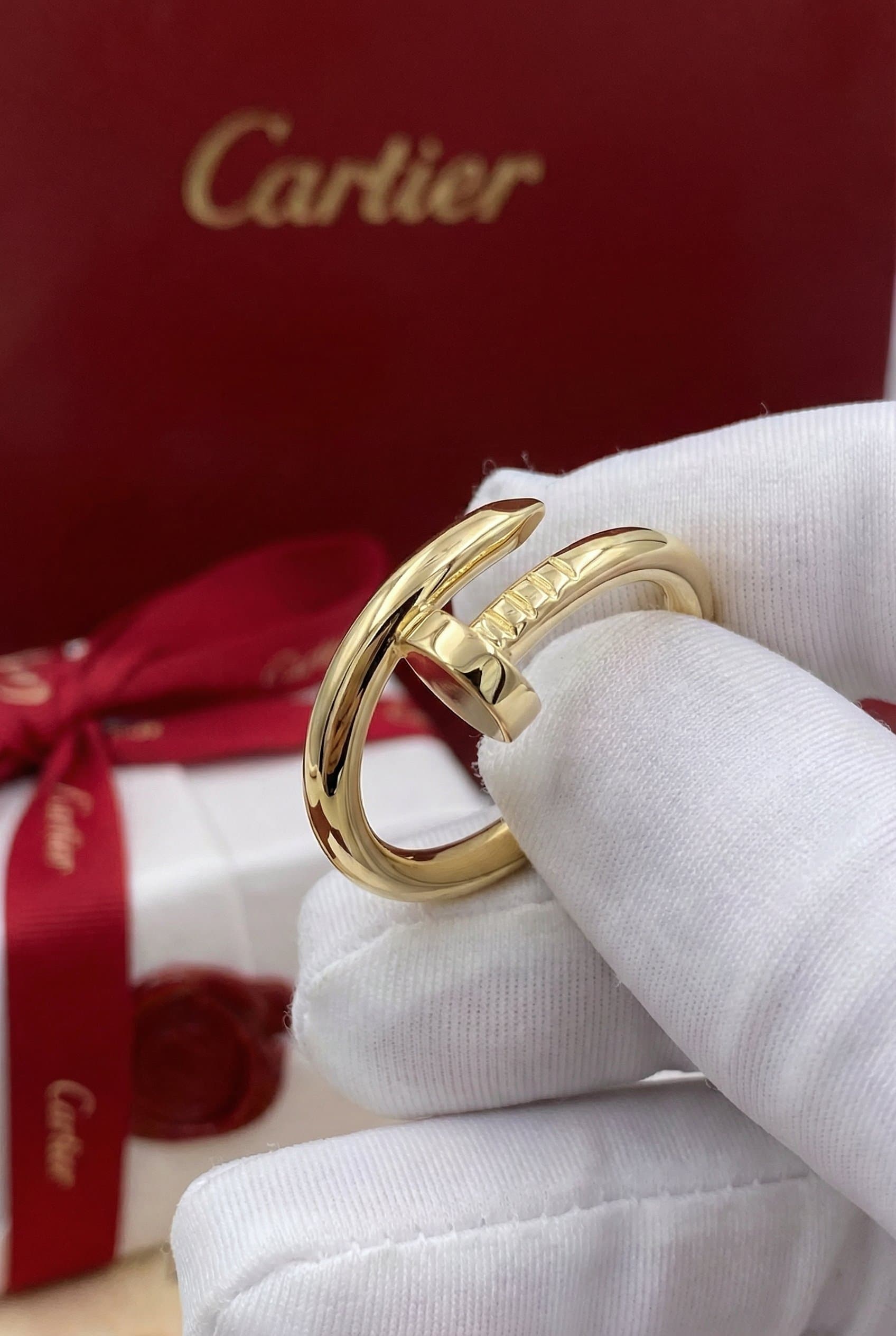 Золотое кольцо Cartier Juste un Clou с бриллиантами, Жёлтое золото