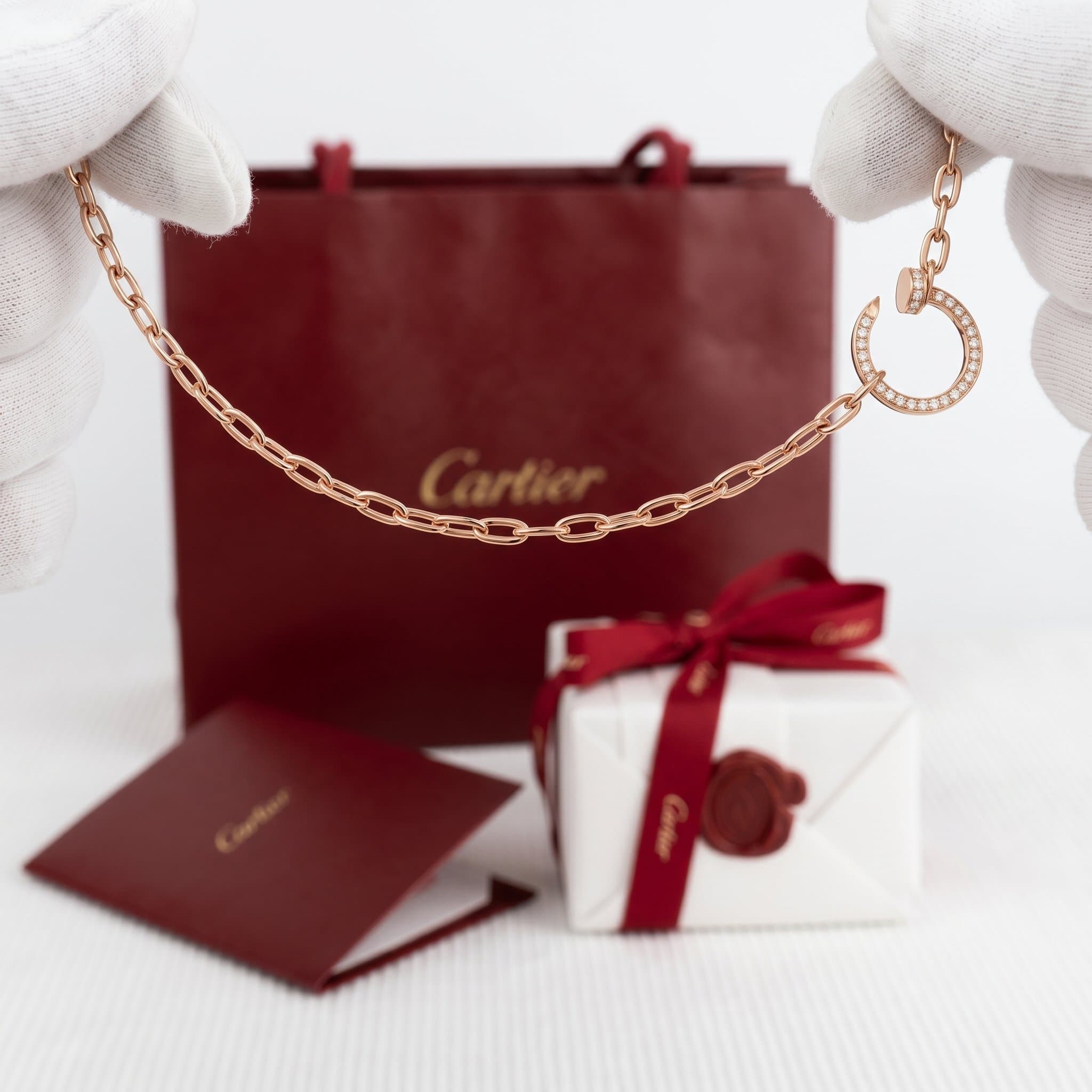 Золотое колье Cartier Juste un Clou (гвоздь) с бриллиантами, паве