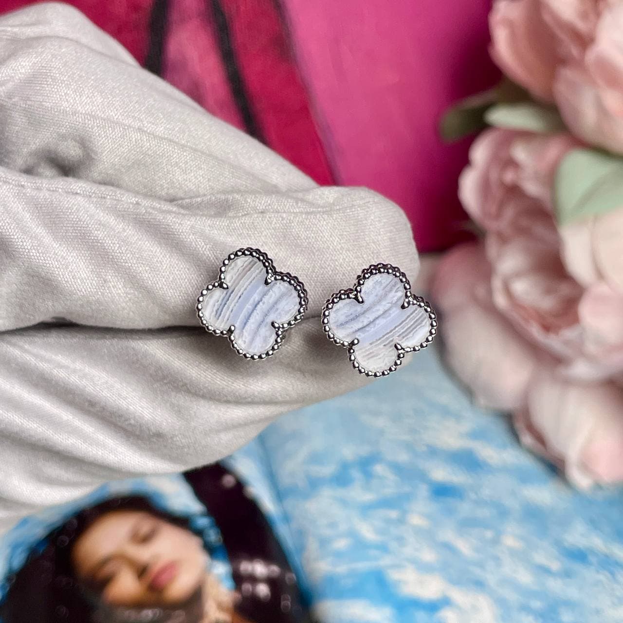 Серьги Van Cleef с халцедоном (белое золото 750)