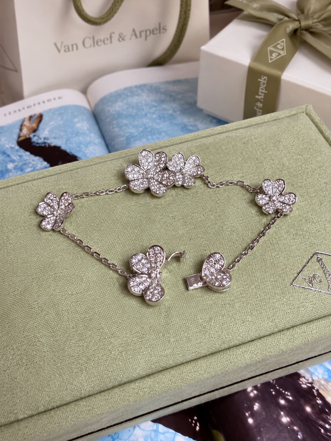 Van Cleef & Arpels Браслет Van Cleef Frivole, 5 flowers с бриллиантами 2,78 ст