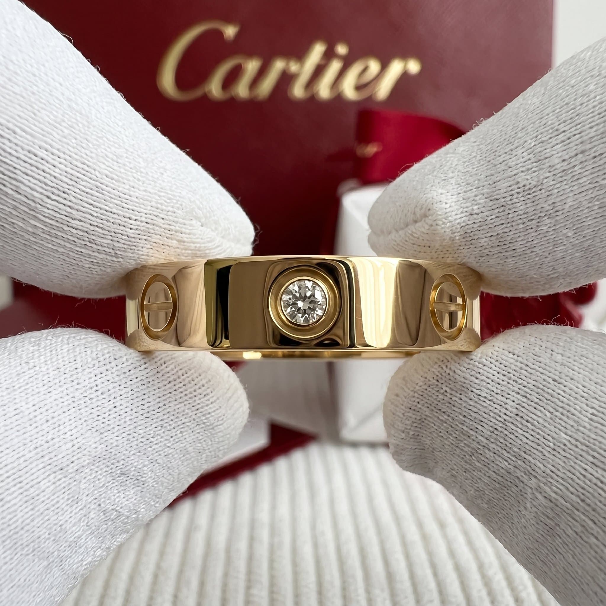 Золотое кольцо Cartier Love с бриллиантами, малая модель, 1 бриллиант — фото 2
